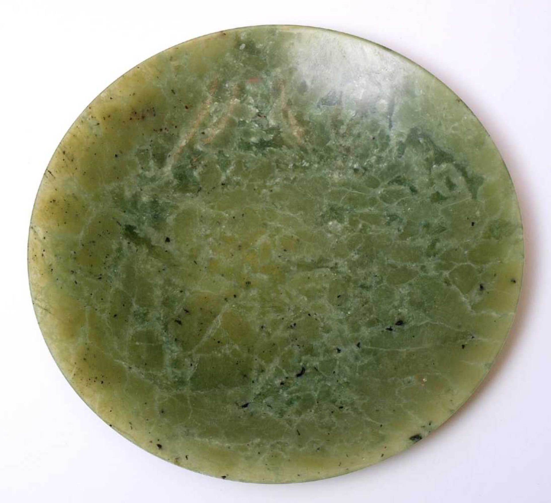 Jadeteller, ChinaFlachgemuldete Form. Hellgrüne Jade mit dunklen Tupfen und Quarzadern. Durchm.9, - Bild 2 aus 2