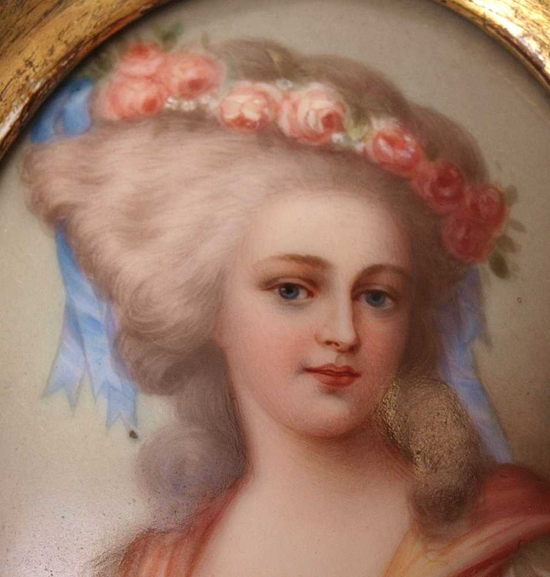 PorzellanminiaturBrustbild einer den Betrachter anblickenden Dame in barocker Schäfertracht, im Haar - Bild 3 aus 3