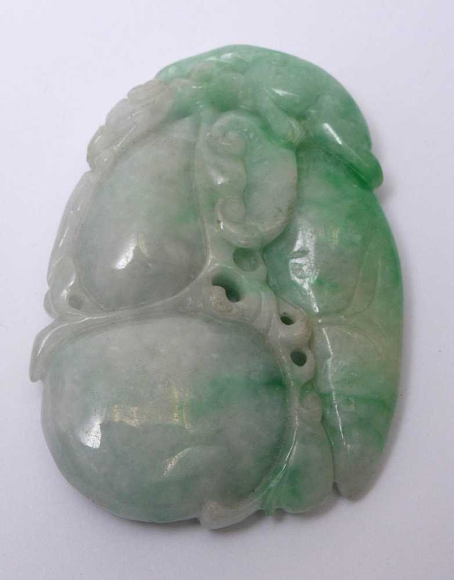 Jadeschnitzerei, China, 20.Jhdt.In Form von Kürbissen. Grüne Jade. L.6cm.