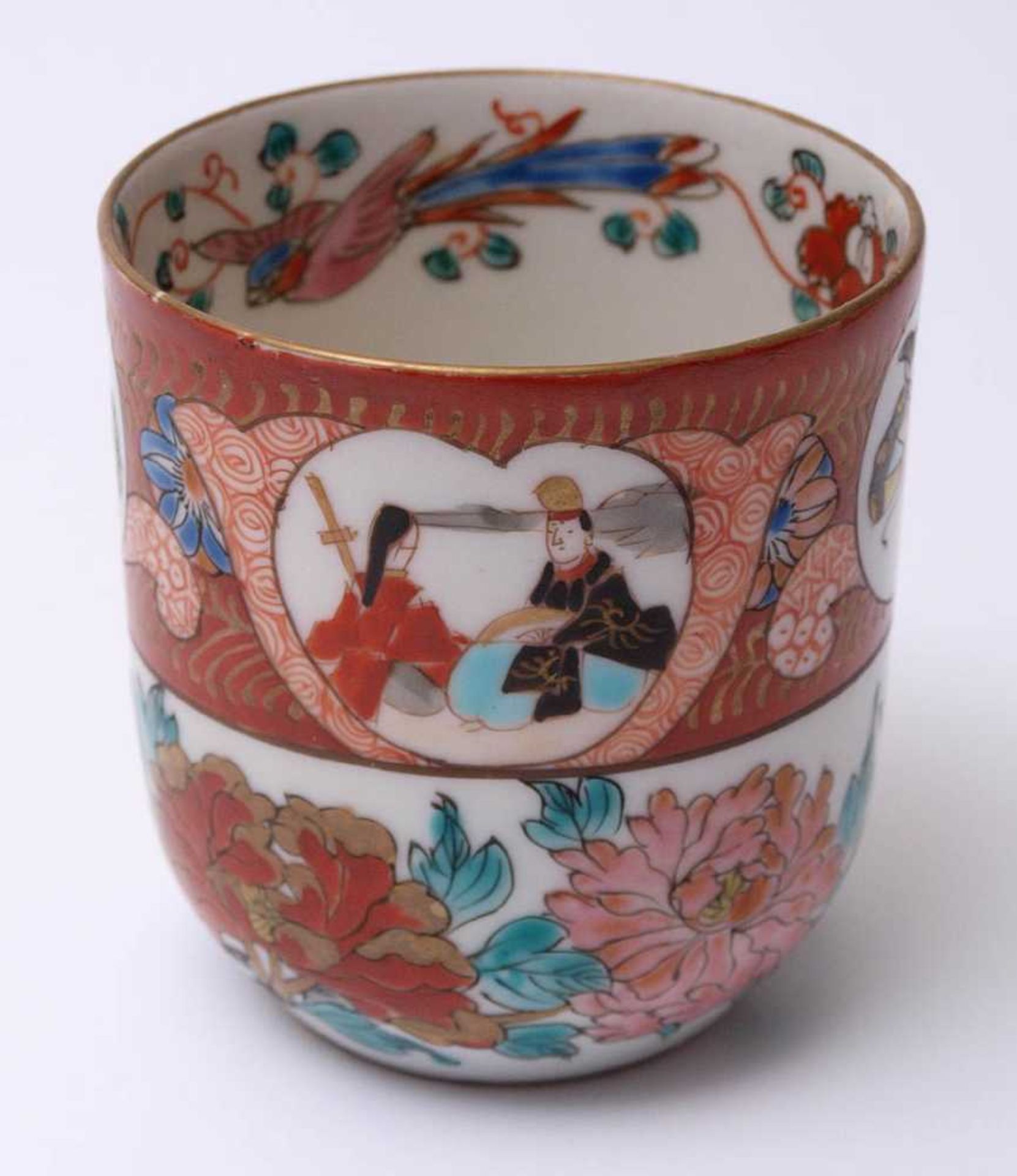 Teetasse, China, um 1900Zylindrischer Korpus. Auf der Wandung Blüten und Früchte mit Schmetterlingen - Bild 3 aus 4