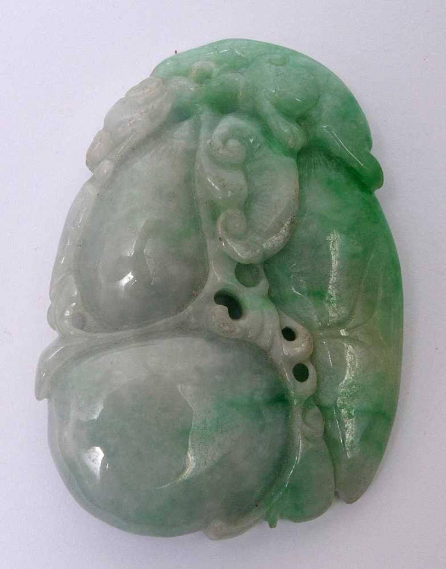 Jadeschnitzerei, China, 20.Jhdt.In Form von Kürbissen. Grüne Jade. L.6cm. - Bild 2 aus 3