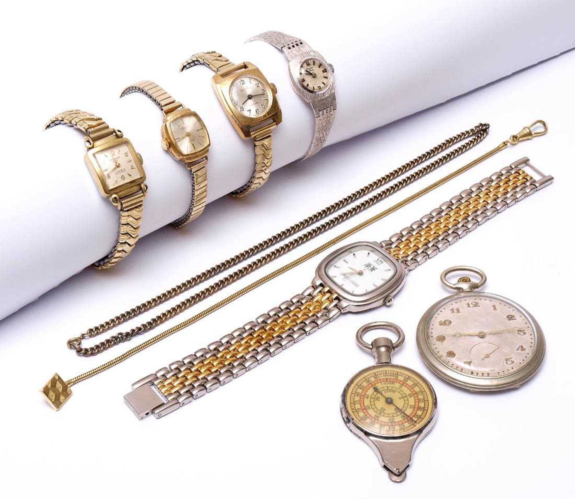 KonvolutVier Damenarmbanduhren, eine Herrenarmbanduhr, eine Taschenuhr und ein Kartenmetermaß.