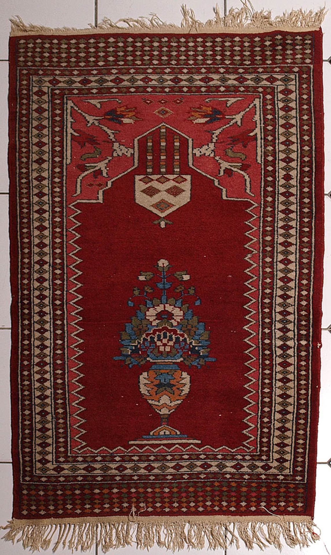 Gebetsteppich, türkischRotgrundiger Mihrab mit Ampel und Blütenstrauß in Vase. Eckzwickel mit