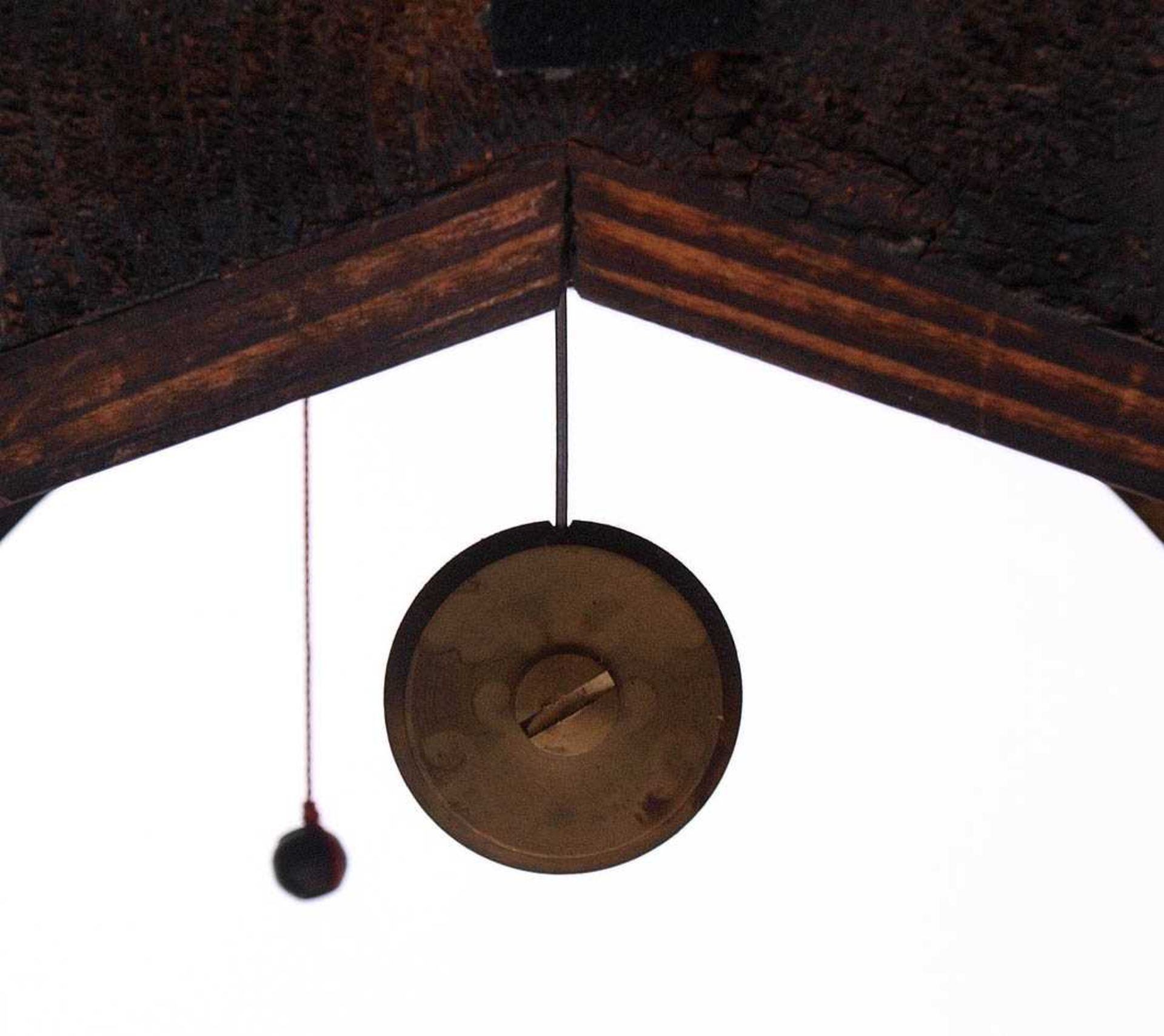 Salonuhr, 1. Hälfte 19.Jhdt.Architektonisch gegliedertes Gehäuse mit reichen Bronzebeschlägen, als - Bild 5 aus 8