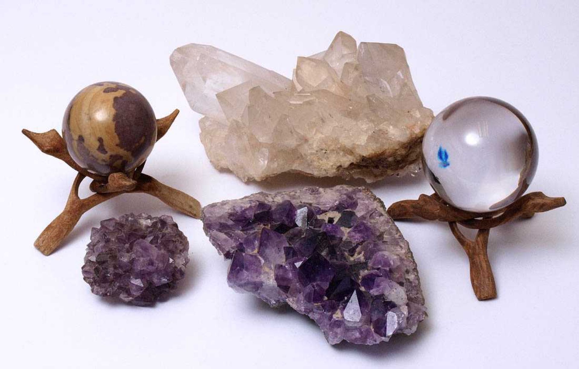 Konvolut MineralienJe eine große Amethyst- und Bergkristallstufe, dazu kleine Amethyststufe,