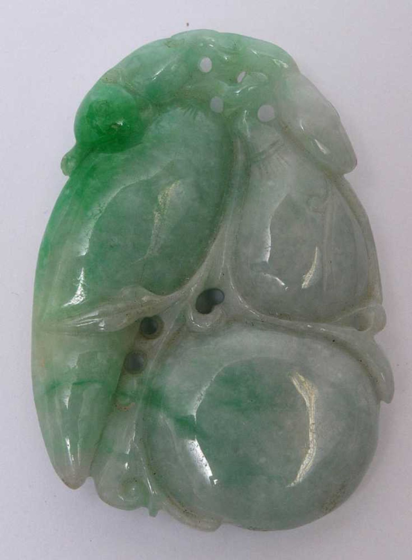 Jadeschnitzerei, China, 20.Jhdt.In Form von Kürbissen. Grüne Jade. L.6cm. - Bild 3 aus 3