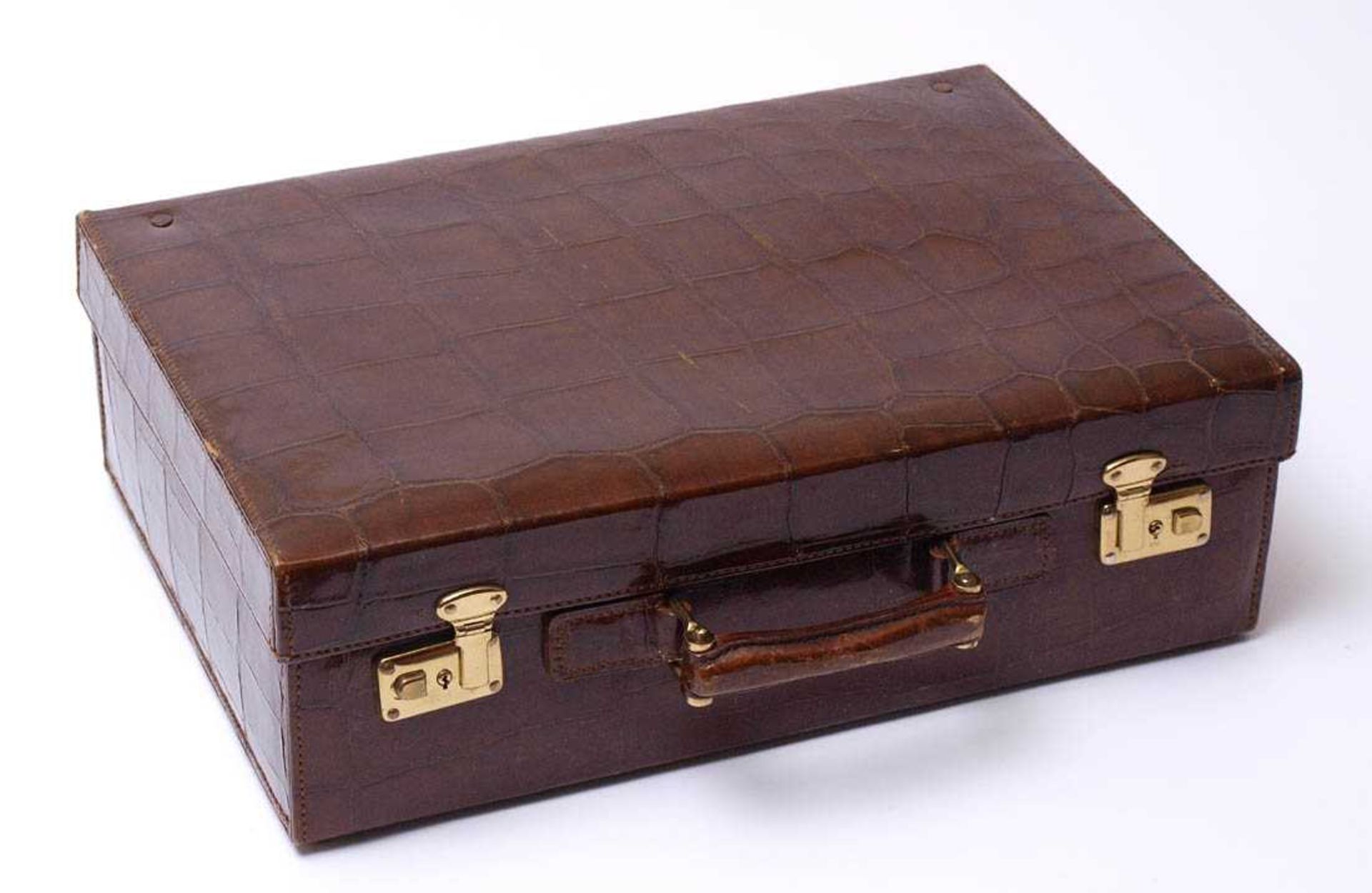 Reisekoffer, 30er JahreKrokodilleder über Holzrahmen. Im Inneren Fächer und Taschen aus Wildleder.