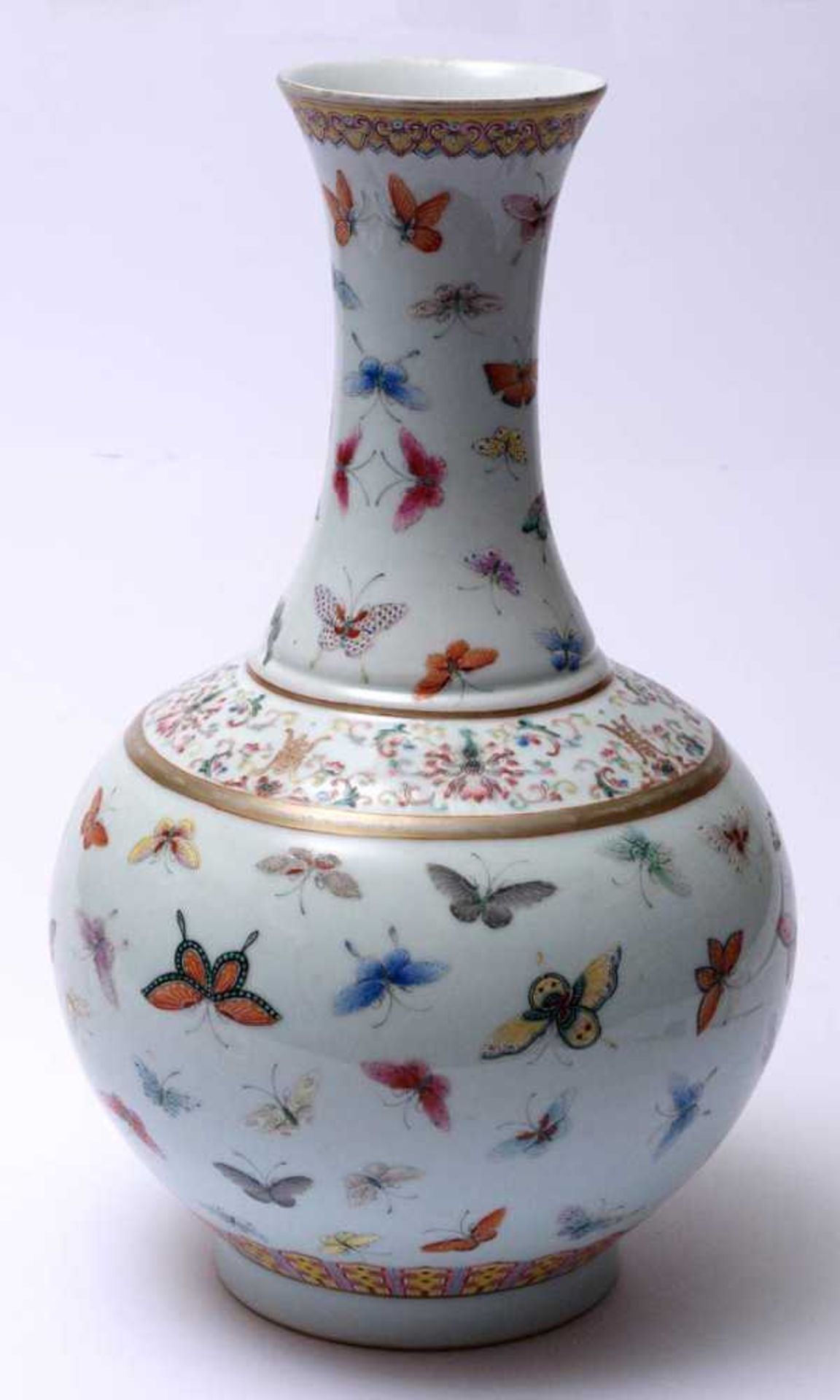 Porzellanvase, China, 19./20.Jhdt.Auf konischem Standring kugeliger Korpus mit langem, - Bild 2 aus 5