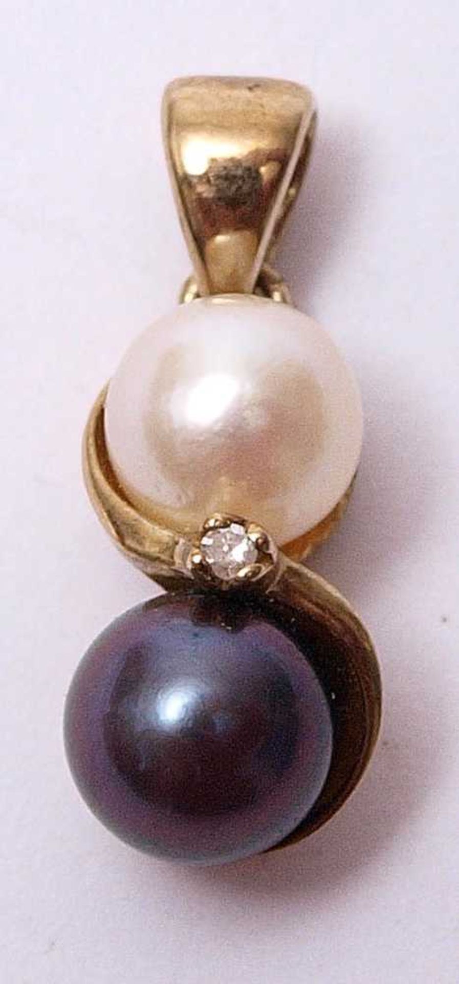 AnhängerGG 8k, besetzt mit schwarzer und weißer Perle sowie einem Diamantsplitter.