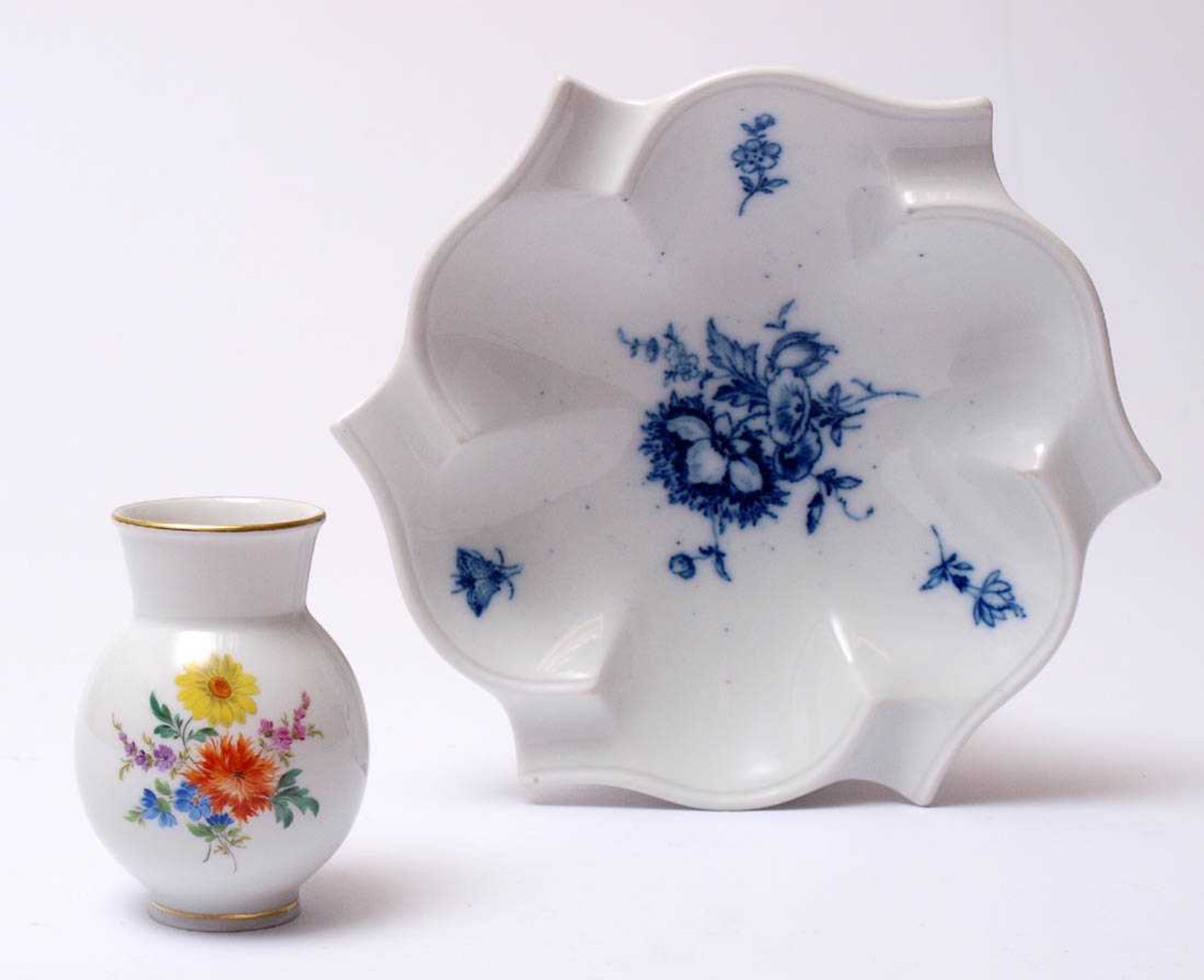 Konvolut, MeissenSchale (Dekor blaue Blume mit Schmetterlingen, Marke mit vier Durchschliffen,