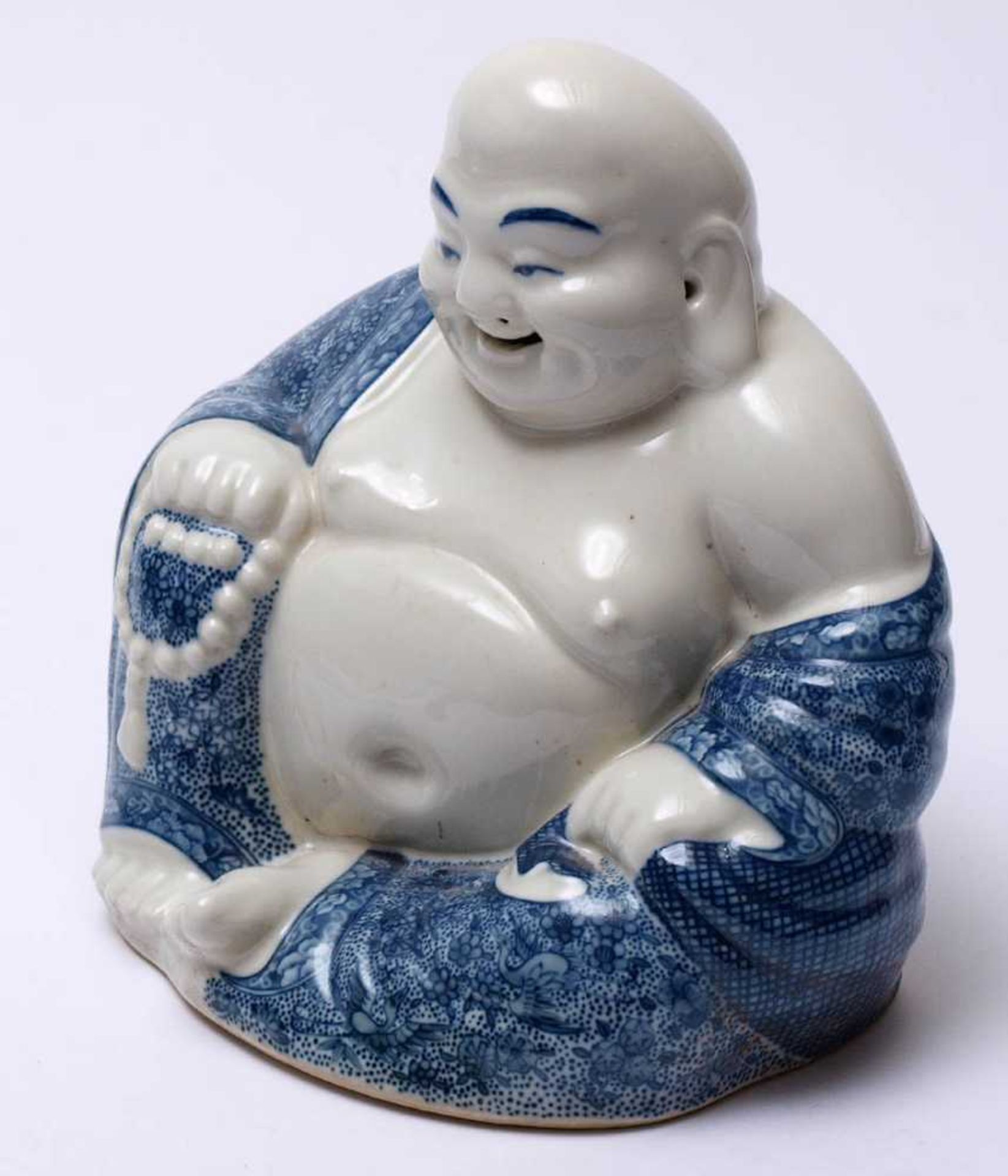 Buddha, ChinaSitzender Buddha, das Gewand in feiner Blaumalerei ausgeführt. Porzellan mit weißer - Bild 5 aus 7