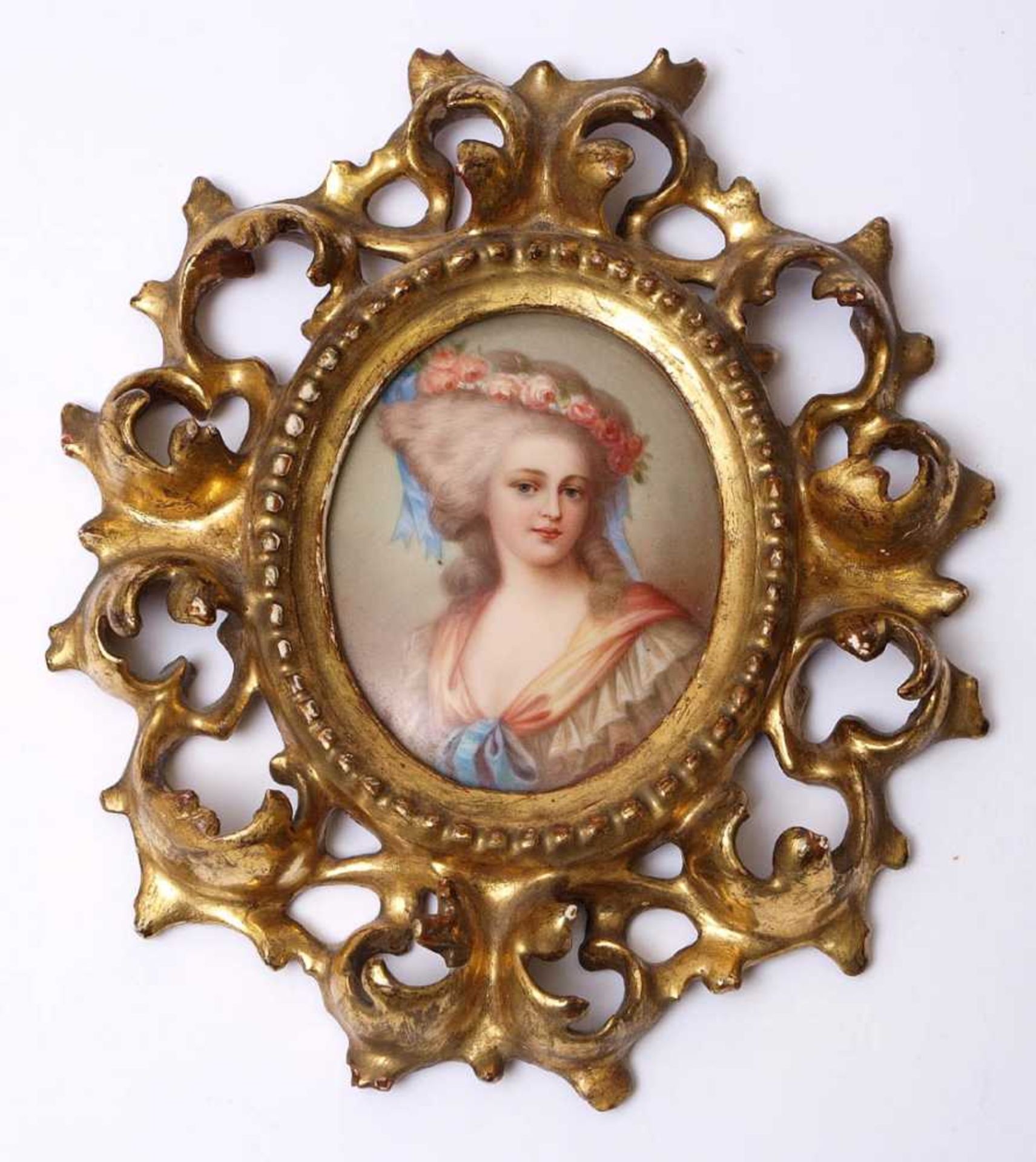 PorzellanminiaturBrustbild einer den Betrachter anblickenden Dame in barocker Schäfertracht, im Haar