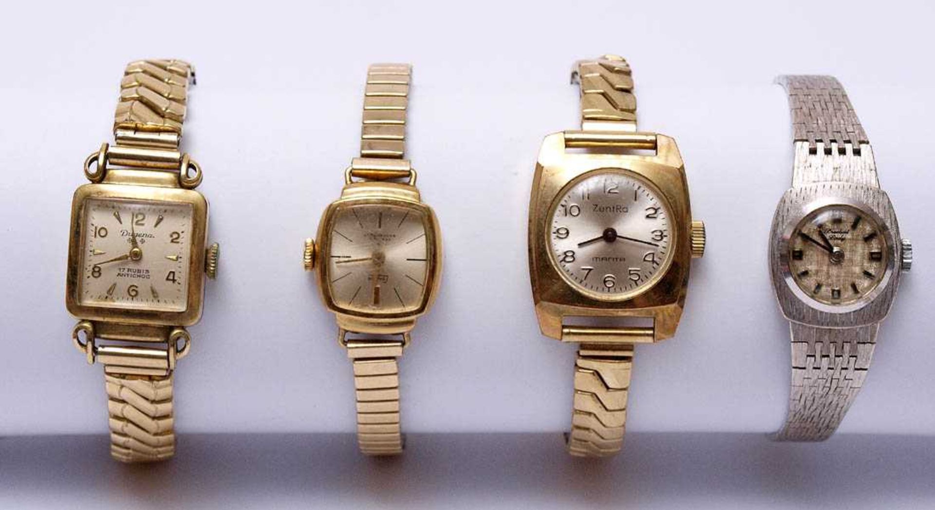 KonvolutVier Damenarmbanduhren, eine Herrenarmbanduhr, eine Taschenuhr und ein Kartenmetermaß. - Bild 2 aus 2