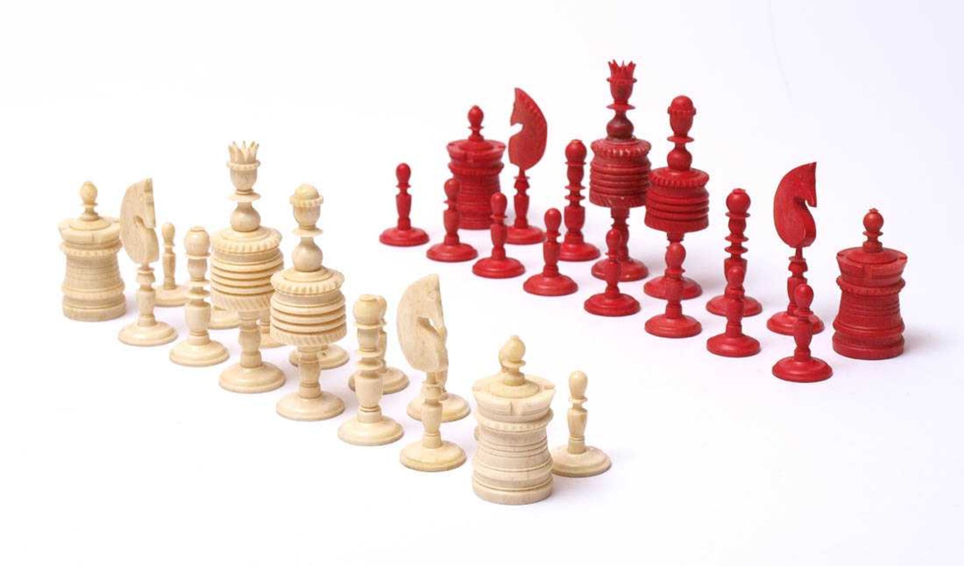 Schachspiel, 19.JhdtGedrechseltes Bein oder Elfenbein, teilweise rot eingefärbt. Höhe des Königs