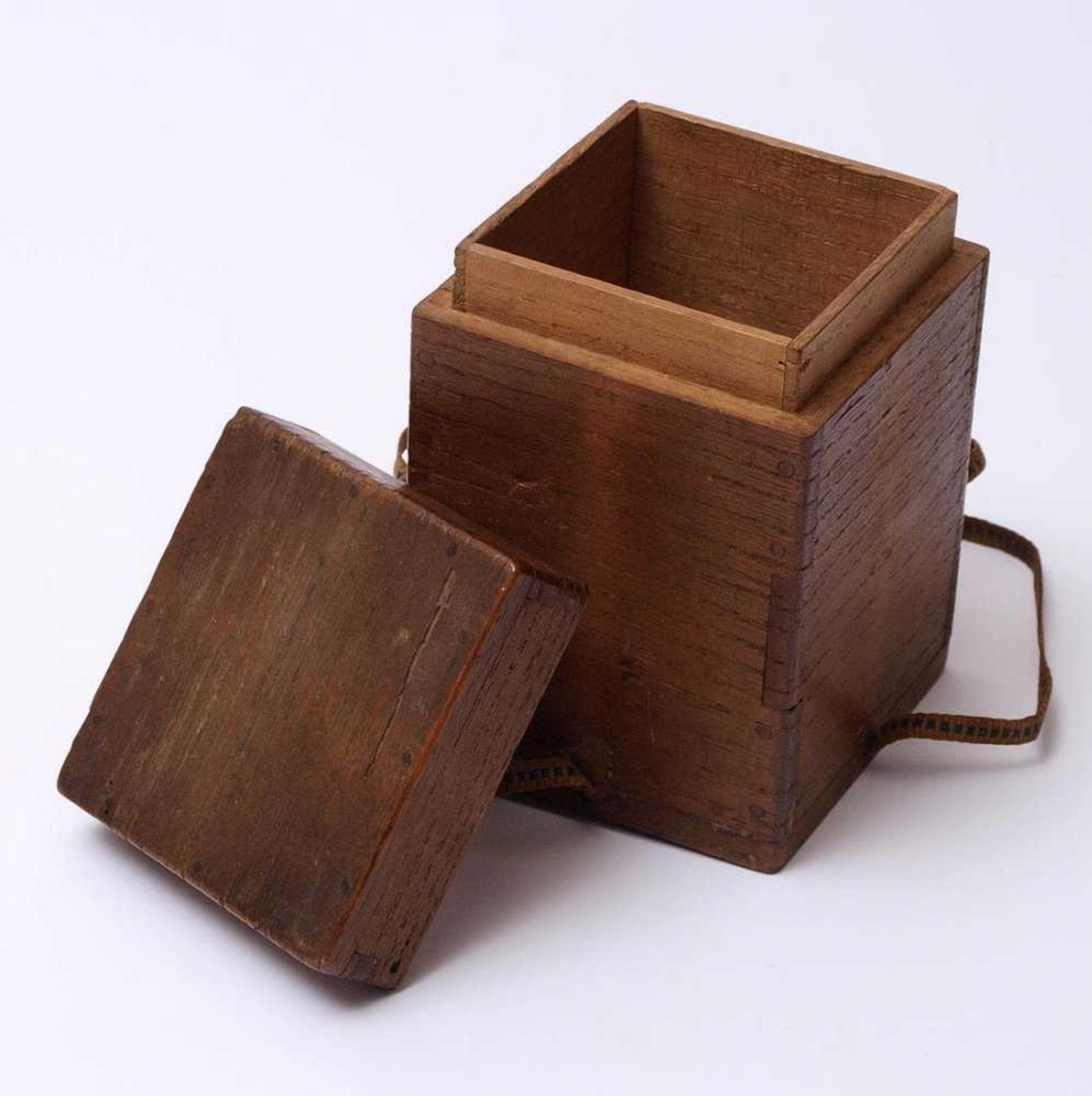 Teedose, China, um 1900Rechteckiger Holzkorpus mit integriertem Haubendeckel. Gewebte, originale - Bild 2 aus 3