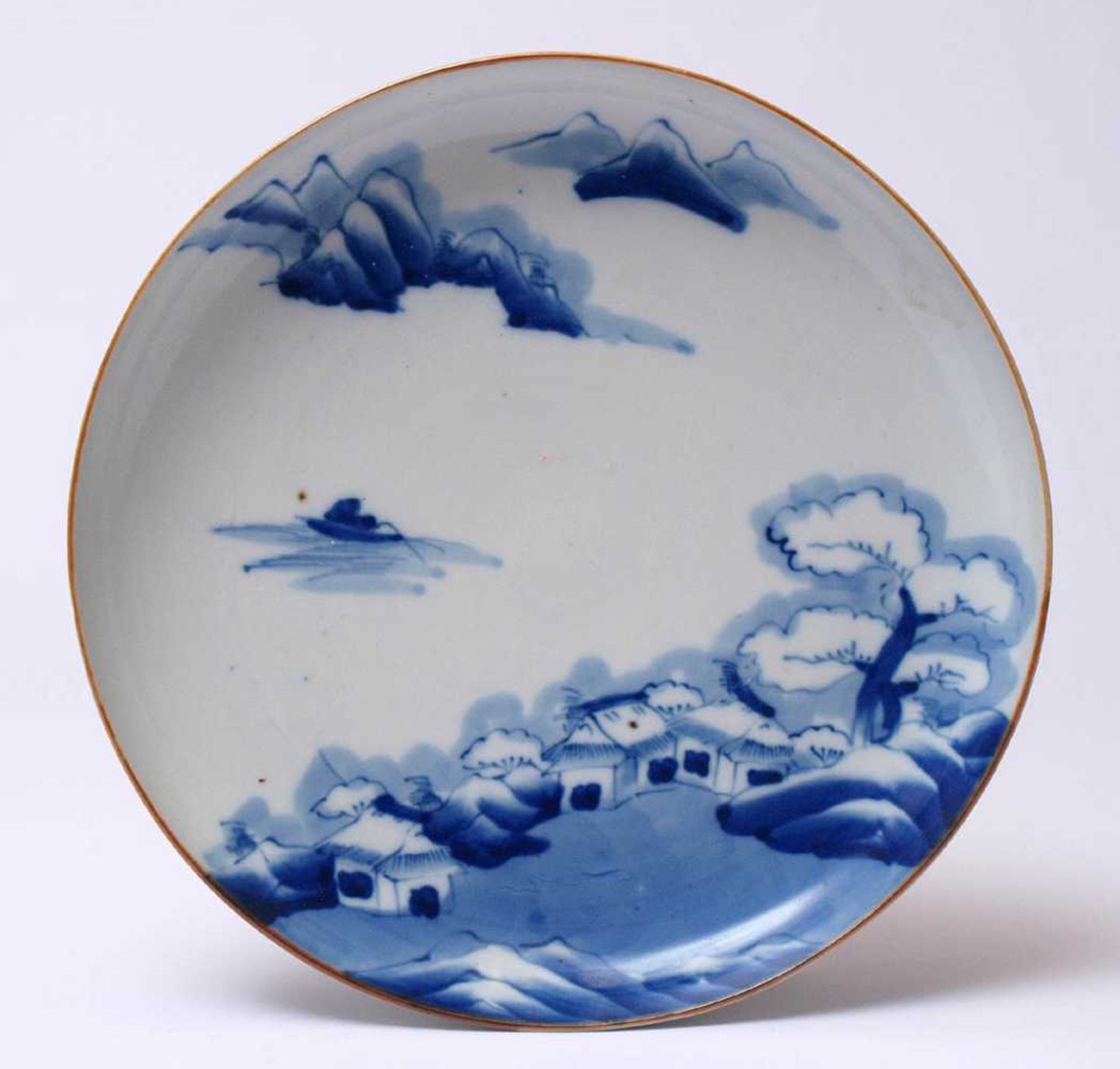 Schale, China, um 1900Tiefgemuldete Form. Über Fahne und Spiegel Landschaft in Blaumalerei. Durchm.