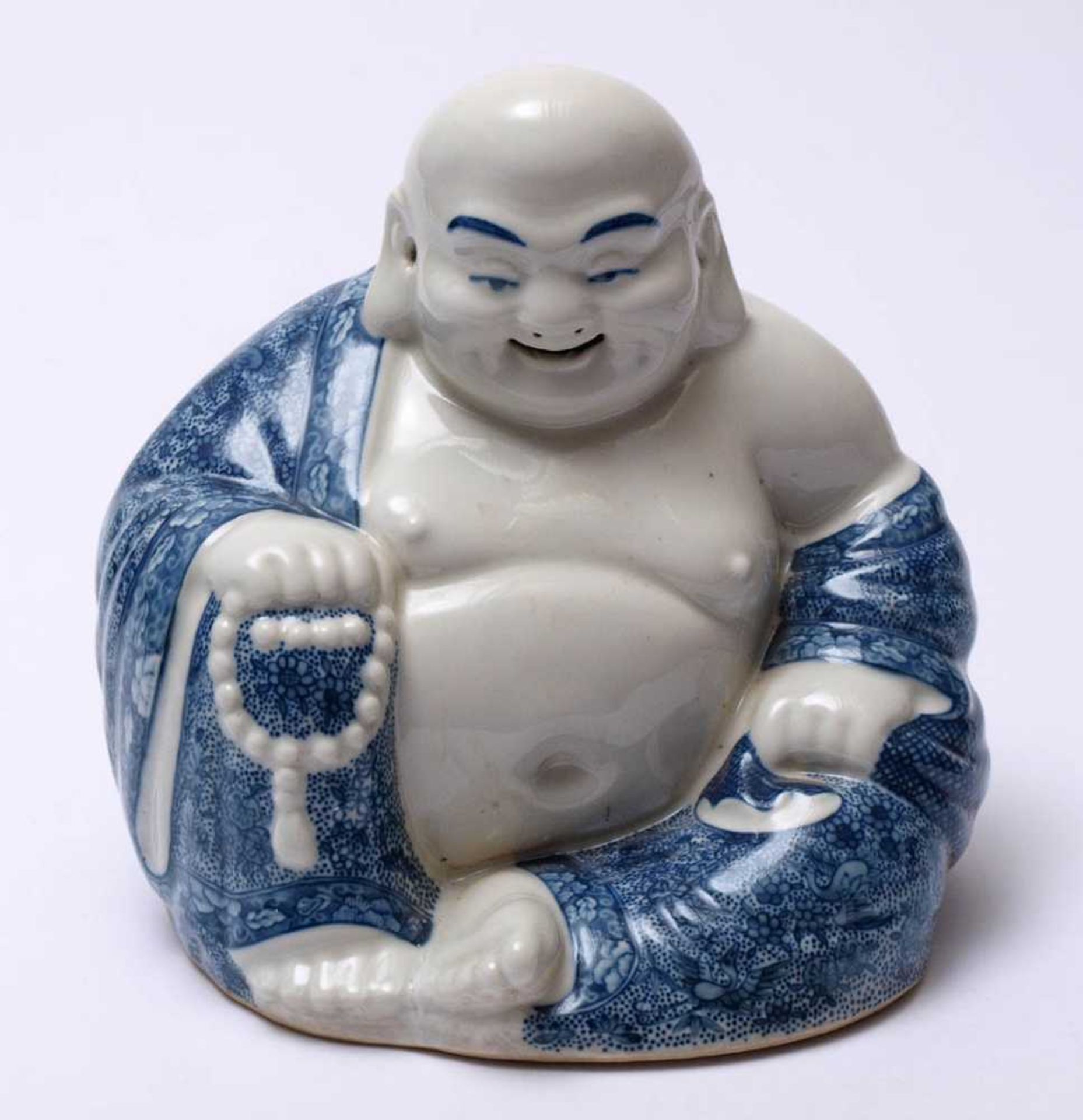Buddha, ChinaSitzender Buddha, das Gewand in feiner Blaumalerei ausgeführt. Porzellan mit weißer