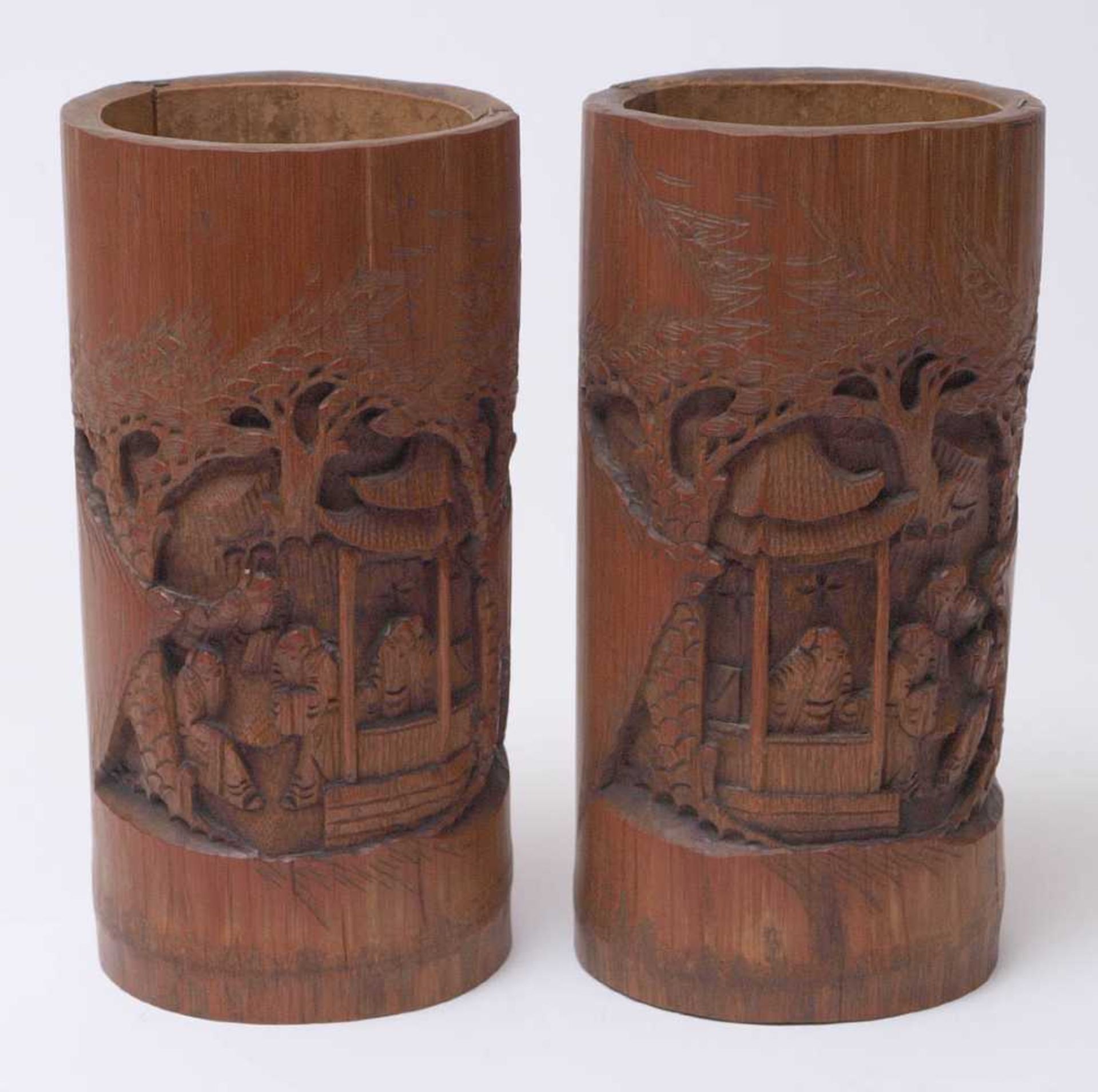 Zwei Bambusgefäße, ChinaBeschnitzt mit Interieurszenen. H.23,5cm.