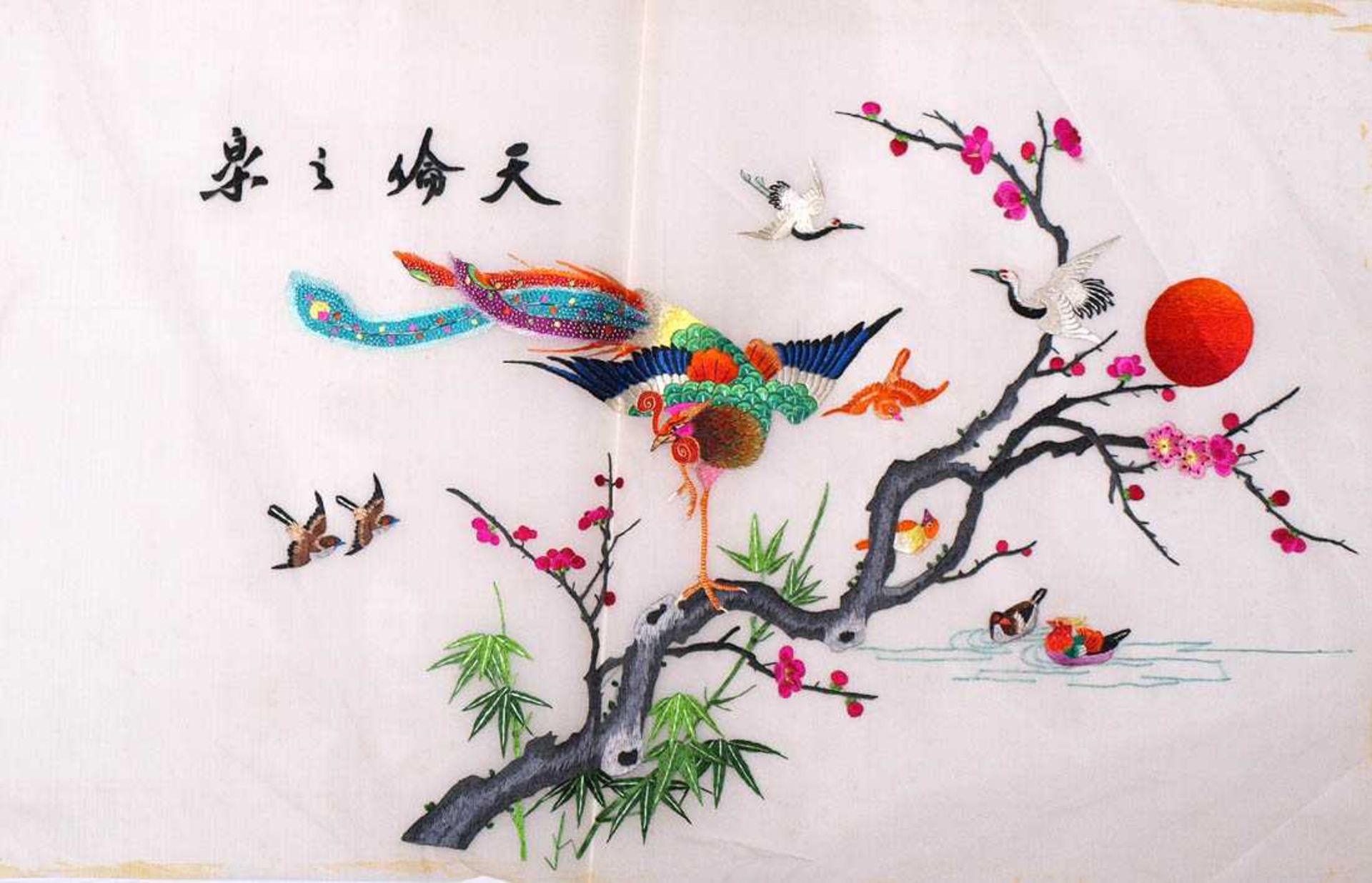 Seidenstickerei, China, 20.Jhdt.Paradiesvogel auf einem Kirschbaum am Wasser, umgeben von