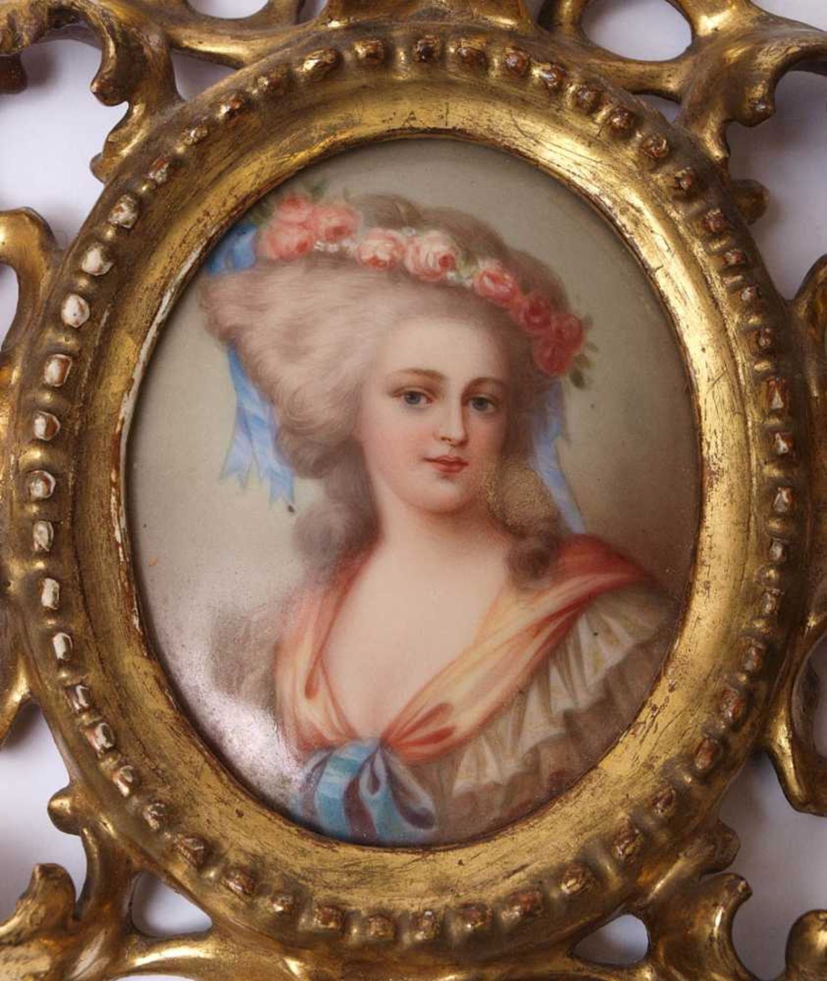 PorzellanminiaturBrustbild einer den Betrachter anblickenden Dame in barocker Schäfertracht, im Haar - Bild 2 aus 3