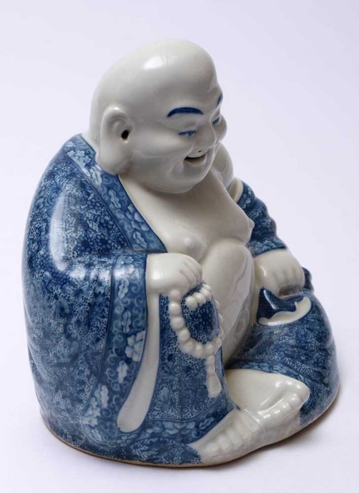 Buddha, ChinaSitzender Buddha, das Gewand in feiner Blaumalerei ausgeführt. Porzellan mit weißer - Bild 2 aus 7