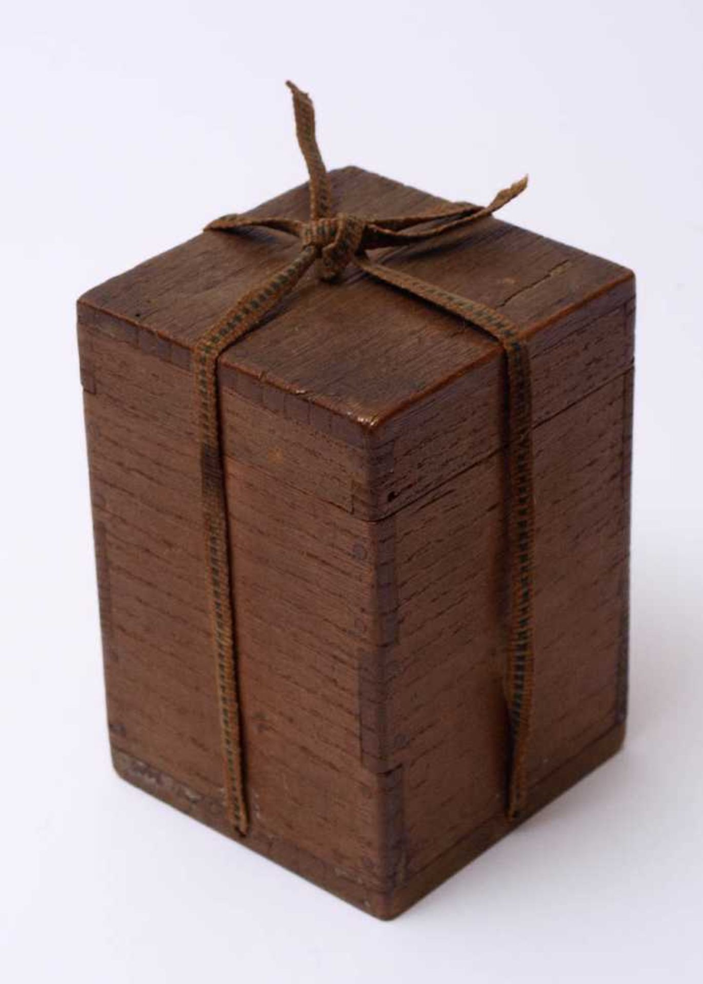 Teedose, China, um 1900Rechteckiger Holzkorpus mit integriertem Haubendeckel. Gewebte, originale