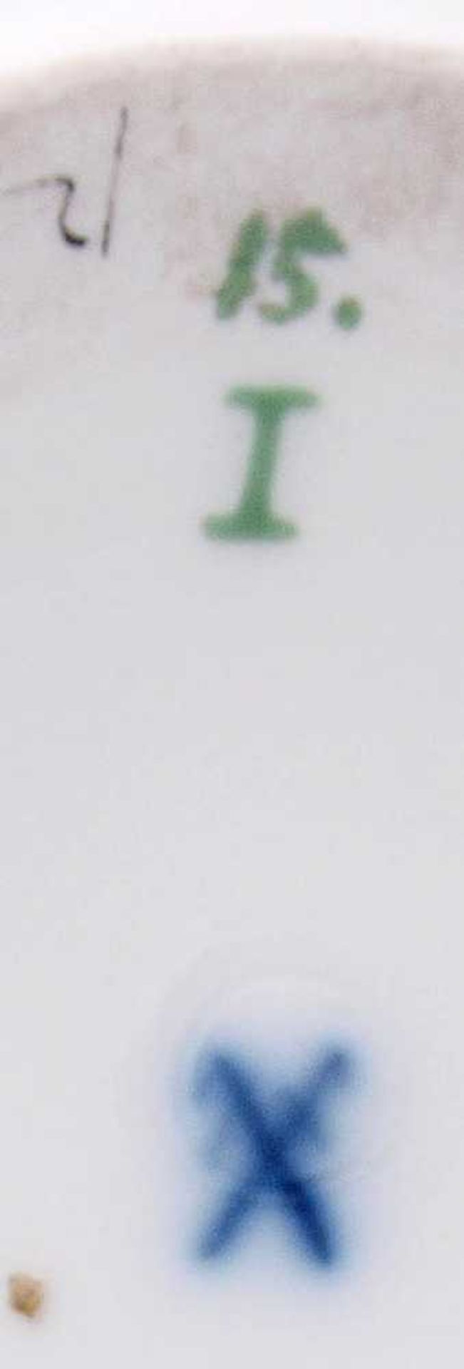 Tasse, Meissen, 19.Jhdt.Tiefgemuldeter Unterteller mit beriebenem Goldrand. Gebauchte Tasse auf - Bild 3 aus 3