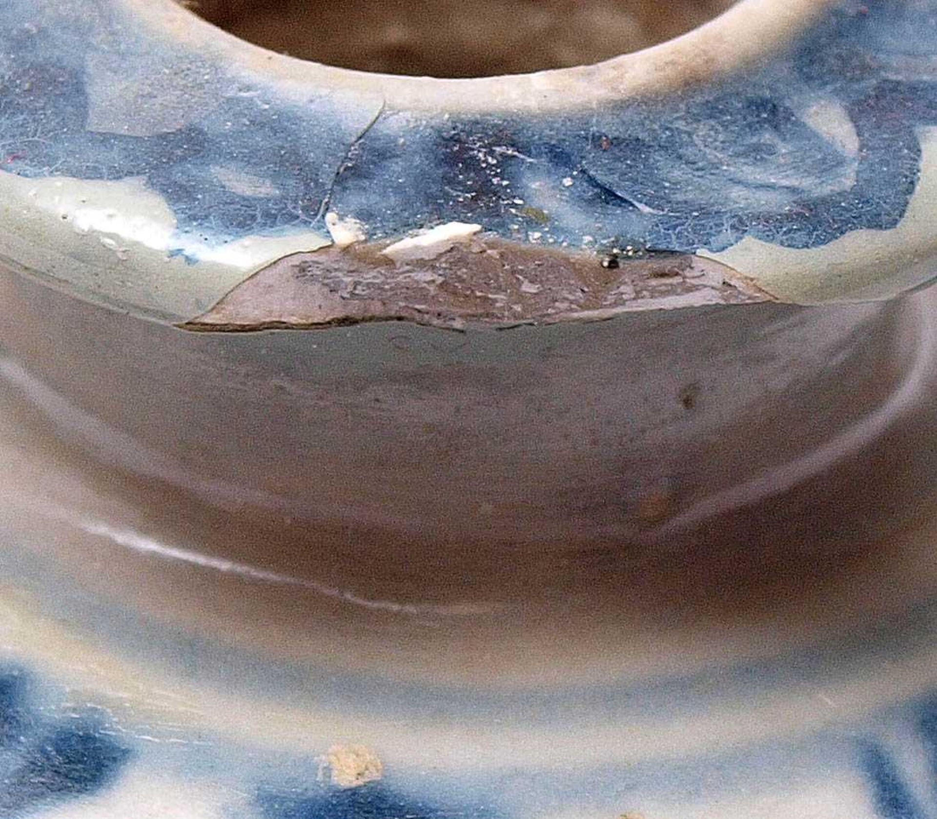 Öllämpchen, ChinaGrauer Scherben mit vegetabiler Blaumalerei. Durchm.5,5cm. - Bild 2 aus 2