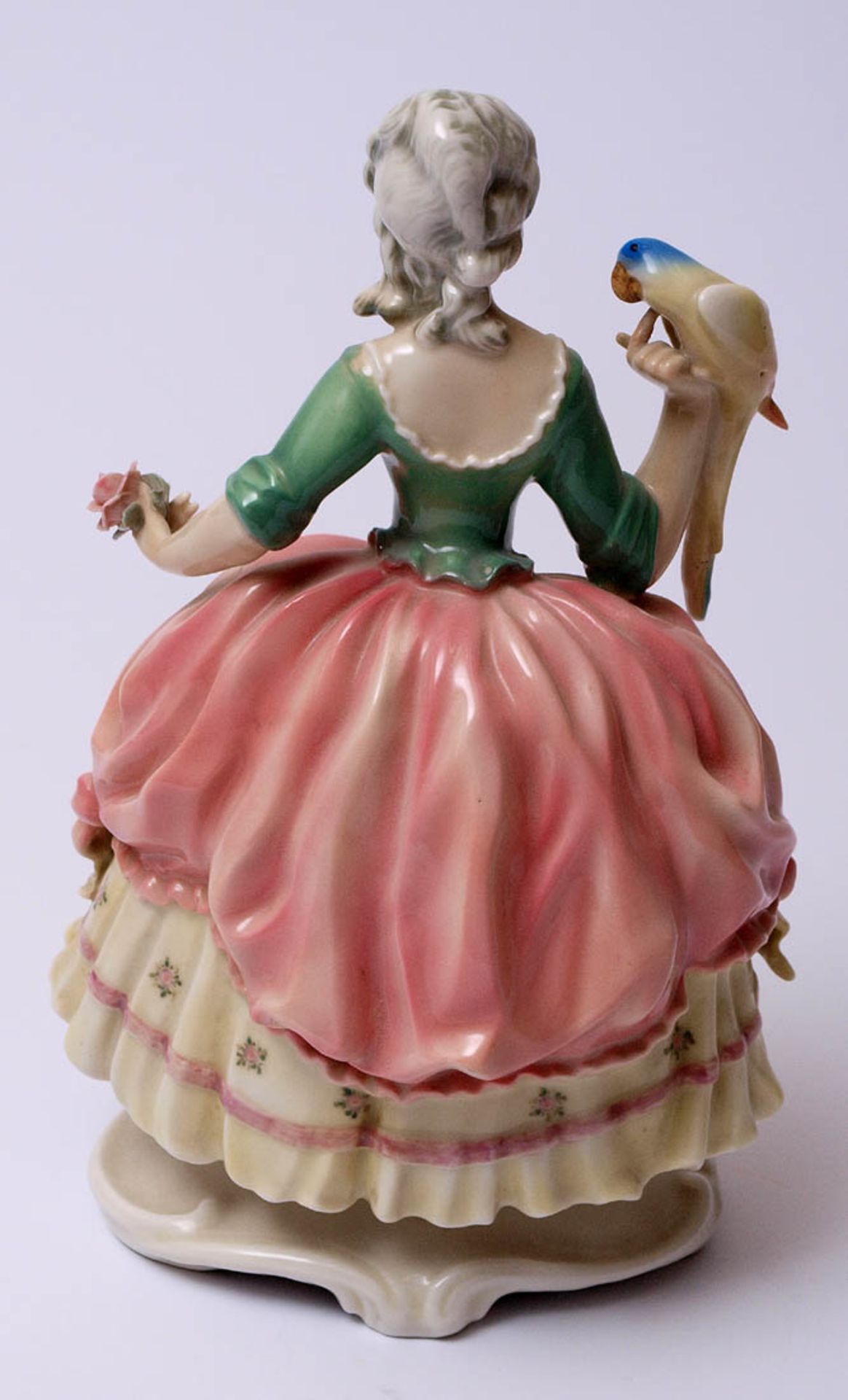 Figurine, Ens Auf ovalem reliefiertem Sockel Dame in Krinolinenkleid, in der linken Hand eine Rose - Bild 3 aus 8