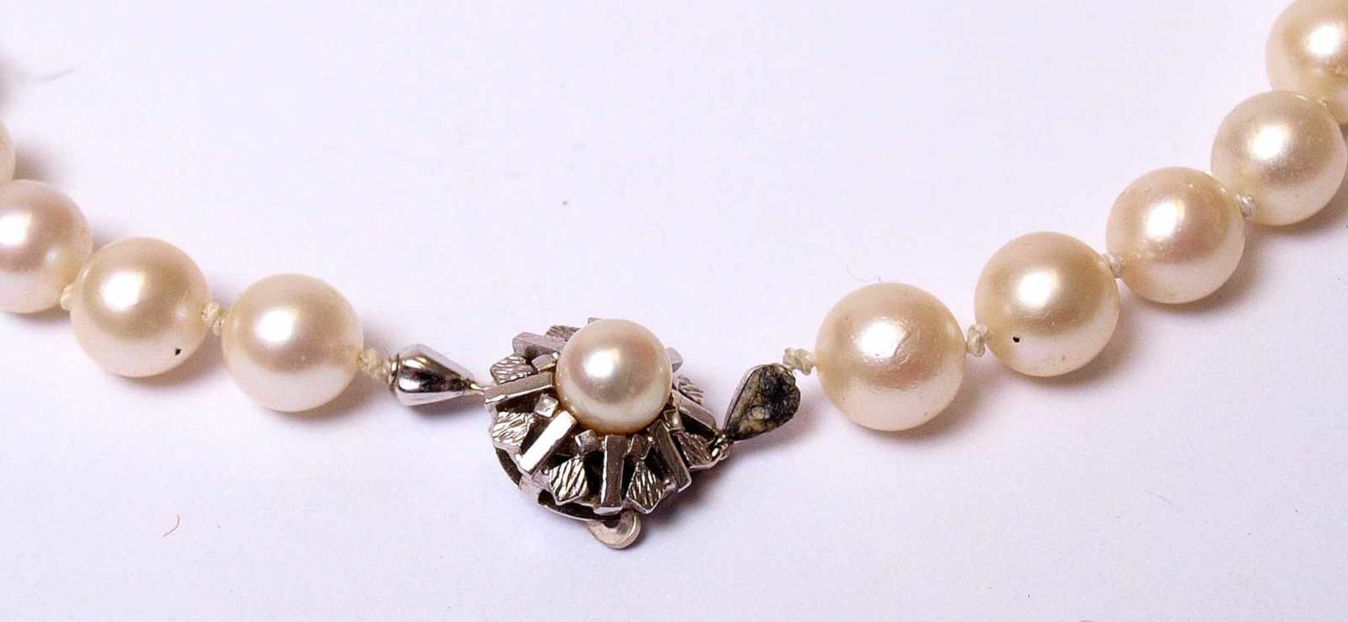 Zuchtperlkette Perlen von feinem Lüster, Durchm. je ca. 0,7cm. Schloss aus WG 14kt. L. ca. 47cm. - Bild 2 aus 2