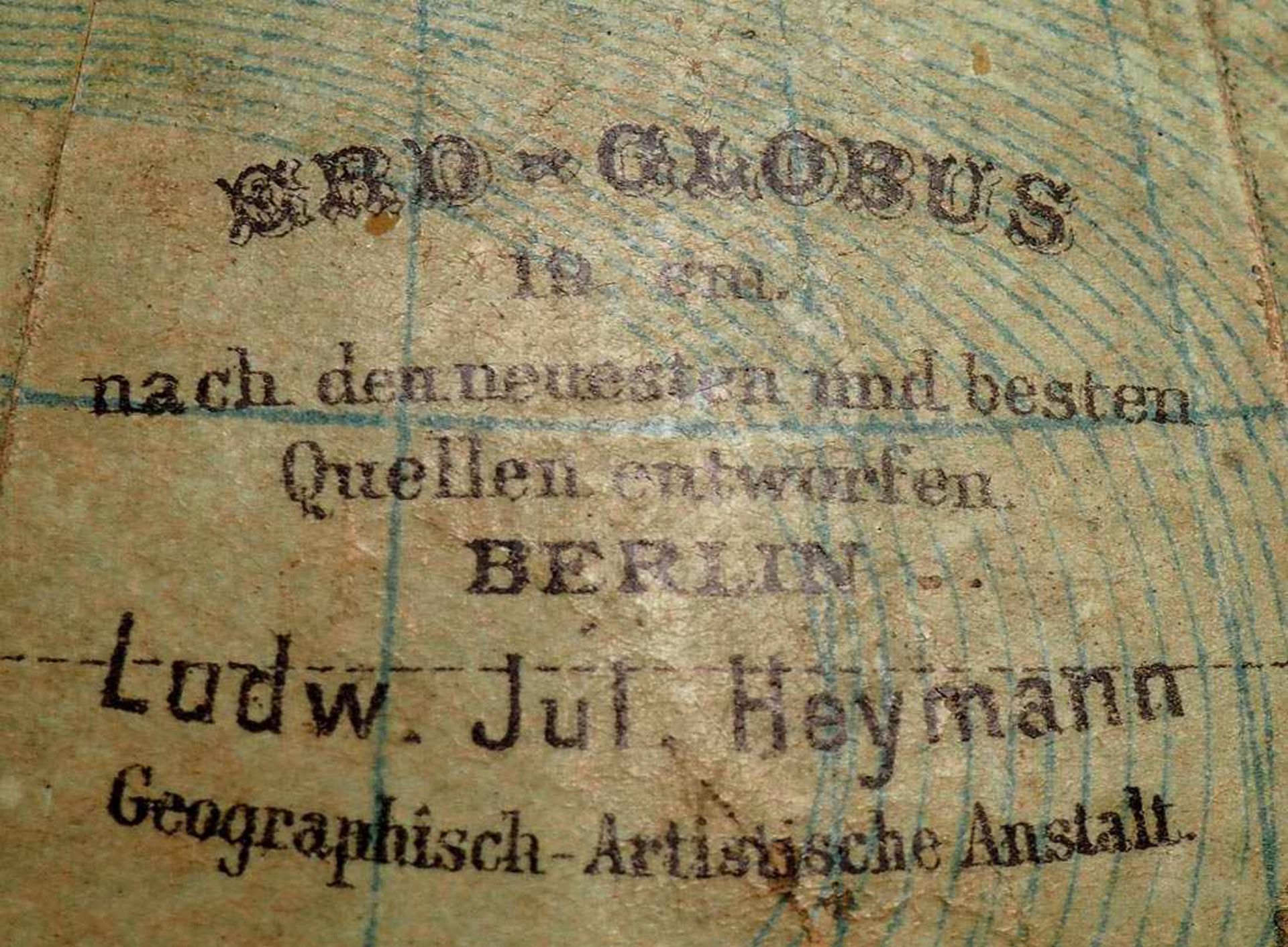 Globus, L.J. Heymann, Berlin 1889-91 Auf rundem, gedrechseltem Sockel mit eingelassenem Kompass - Bild 3 aus 5