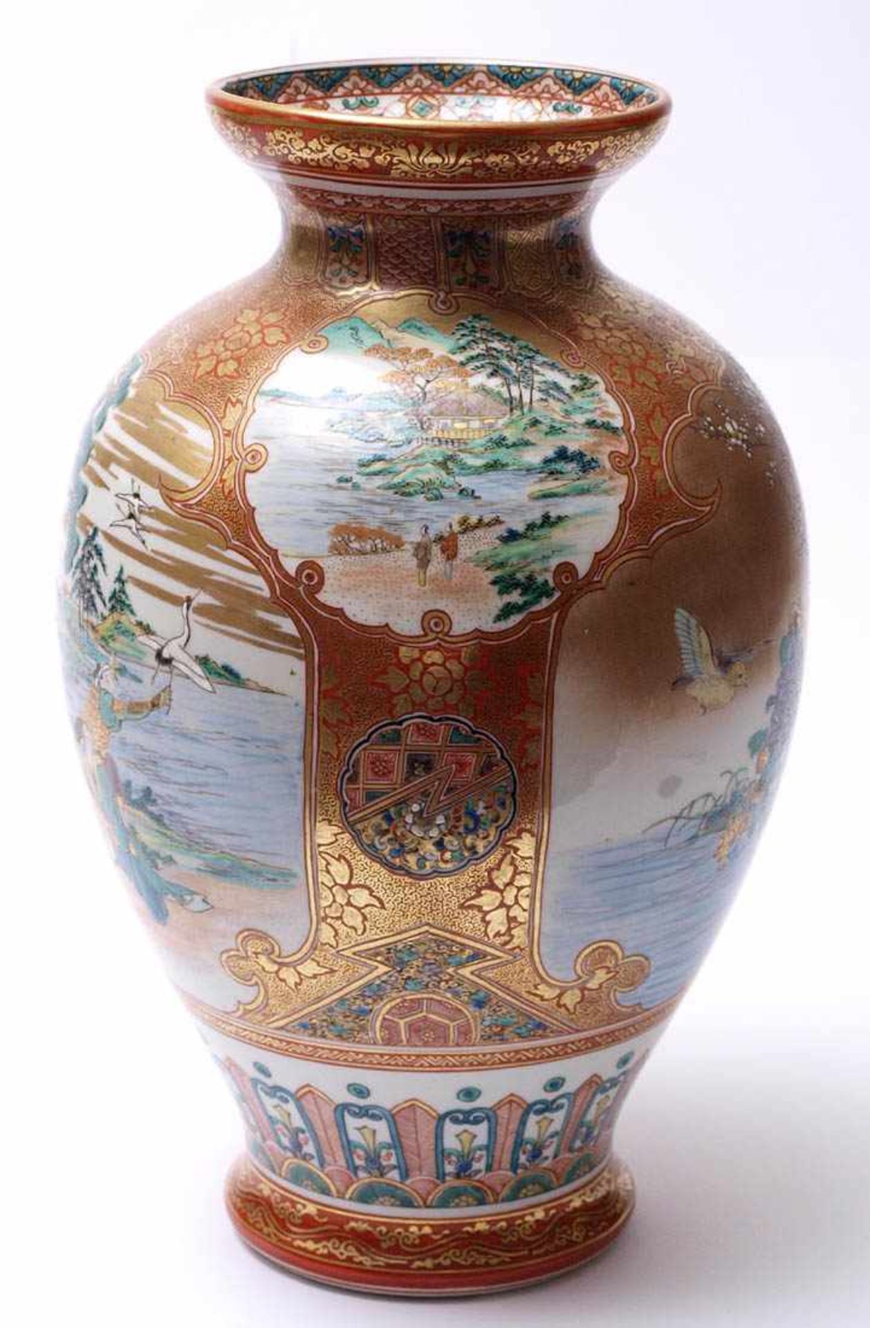 Vase, Japan, um 1850 Balusterförmiger Korpus. Oberfläche mit goldener Floralmalerei auf eisenrotem - Bild 2 aus 6