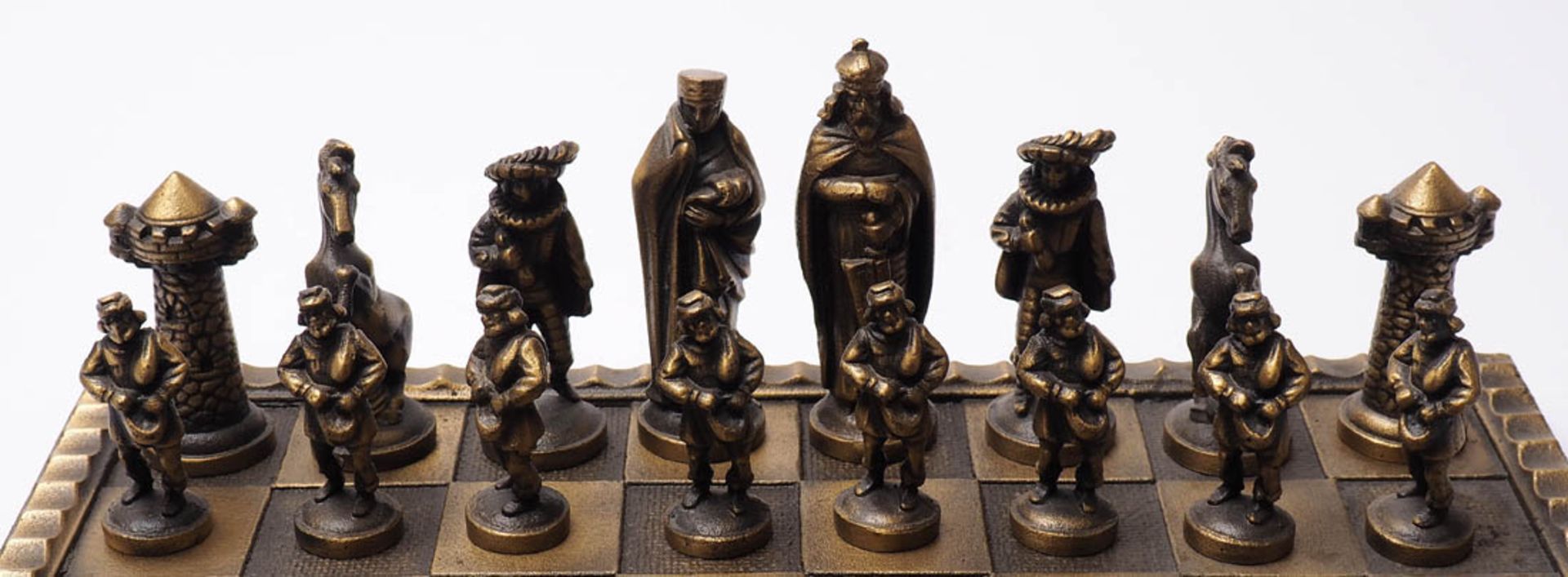 Schachspiel Figuren in Form von mittelalterlichen Gestalten. Messingguss. Brettmaß 34x34cm, Höhe des - Bild 2 aus 2