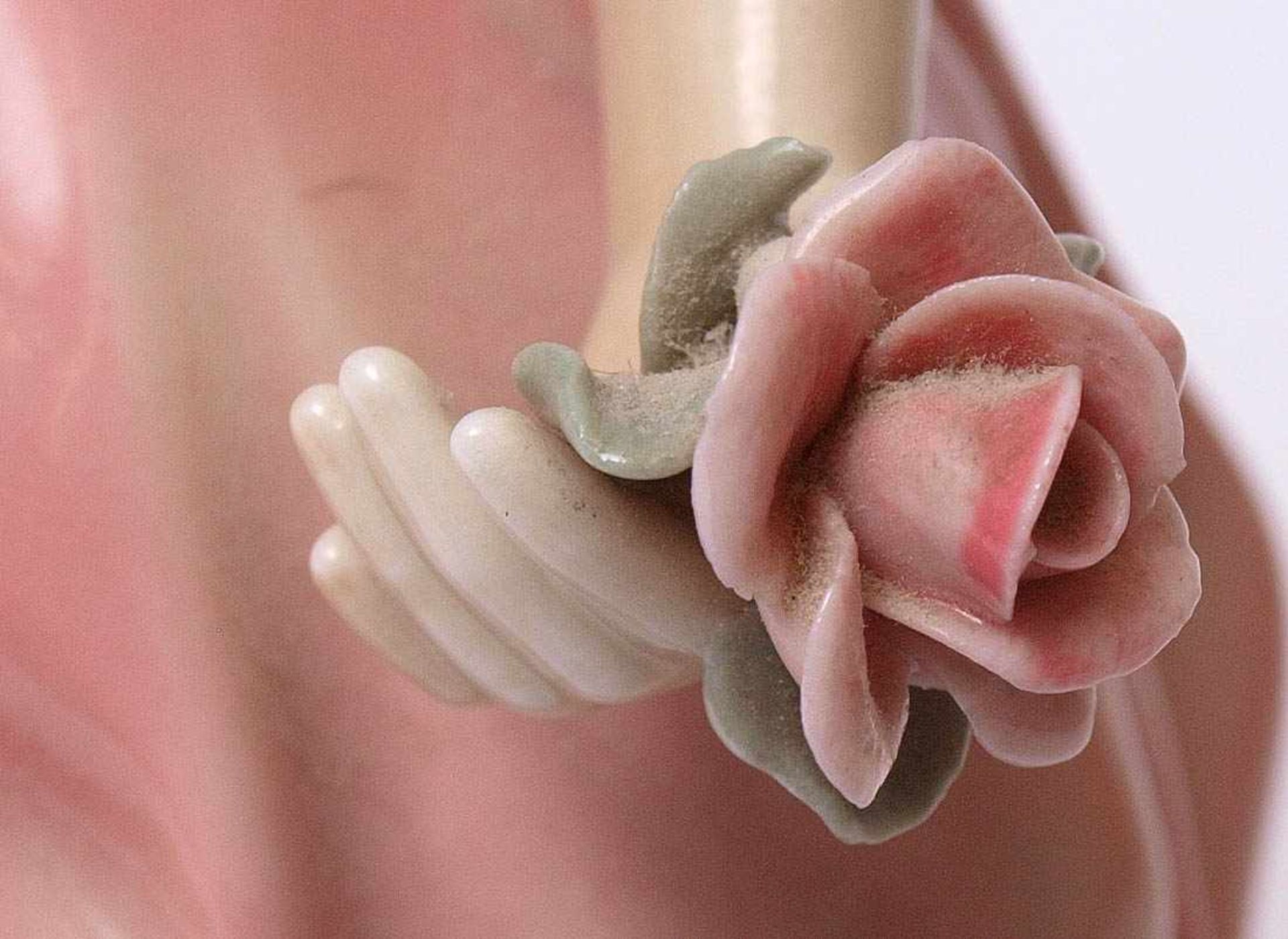 Figurine, Ens Auf ovalem reliefiertem Sockel Dame in Krinolinenkleid, in der linken Hand eine Rose - Bild 5 aus 8