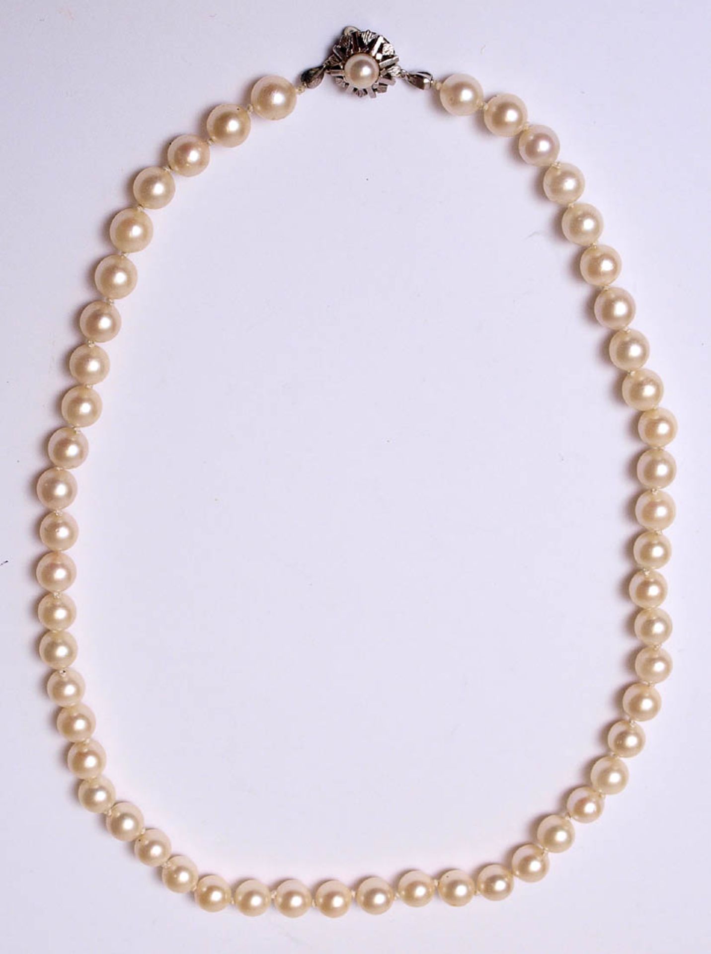 Zuchtperlkette Perlen von feinem Lüster, Durchm. je ca. 0,7cm. Schloss aus WG 14kt. L. ca. 47cm.