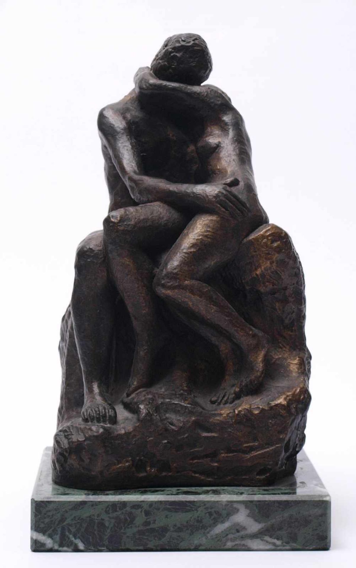 Rodin, Auguste René Francois, 1840 Paris - 1917 Meudon "Der Kuss". Museumsnachguss, auf grüne