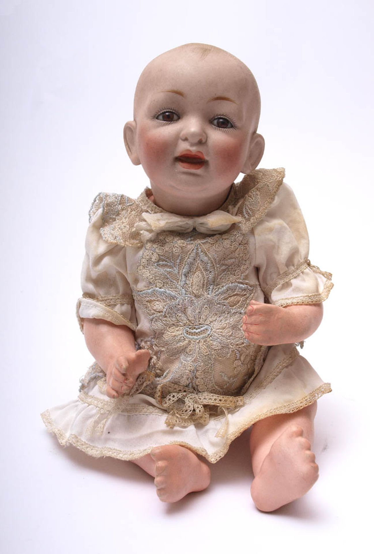 Babypuppe, um 1900 Gliederkörper aus Masse, Porzellankopf mit Glasaugen, geschlossener Mund, gemalte