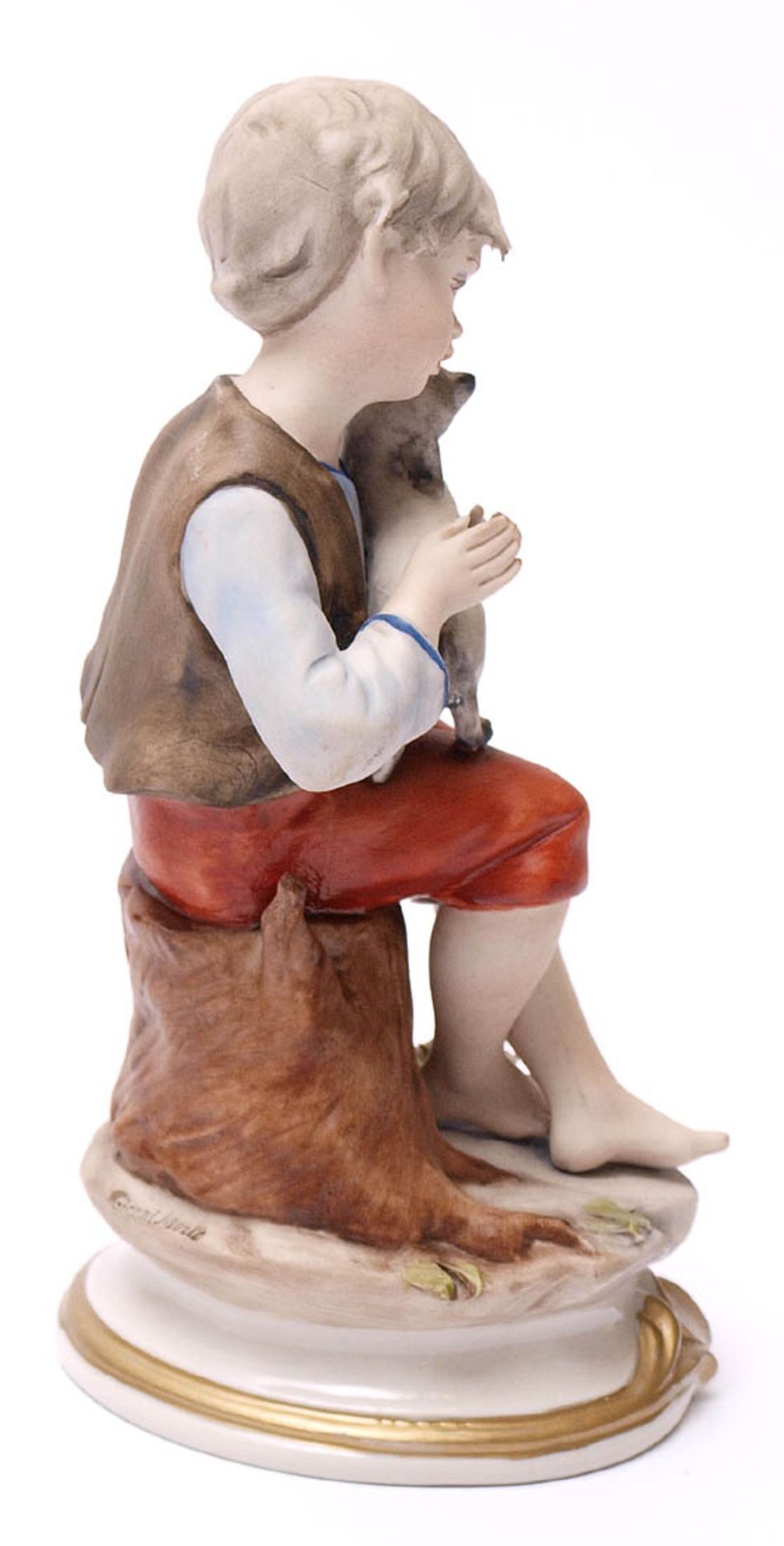 Figurine Auf einem Baumstumpf sitzender Knabe, auf dem Schoss einen kleinen Hund haltend. - Bild 2 aus 4