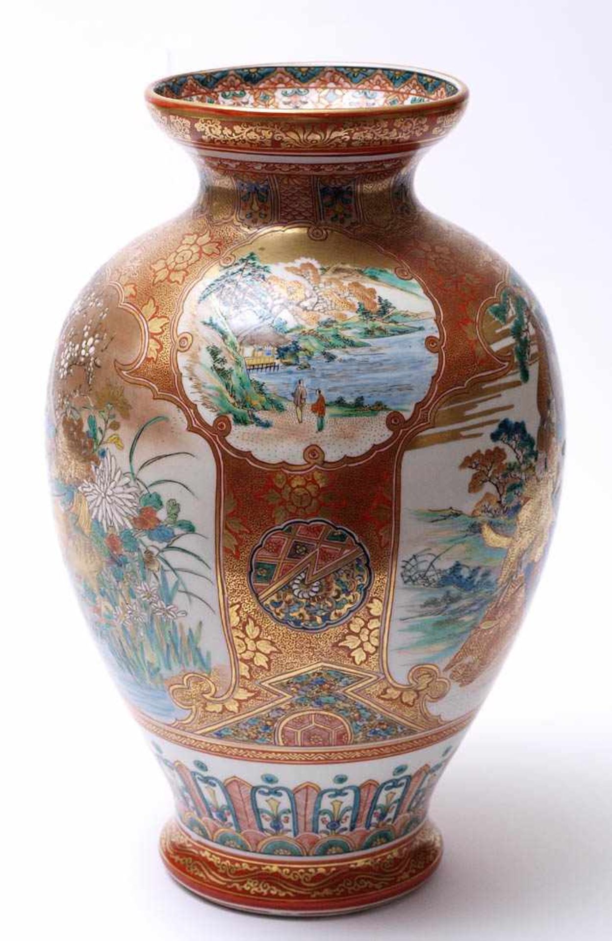 Vase, Japan, um 1850 Balusterförmiger Korpus. Oberfläche mit goldener Floralmalerei auf eisenrotem - Bild 4 aus 6