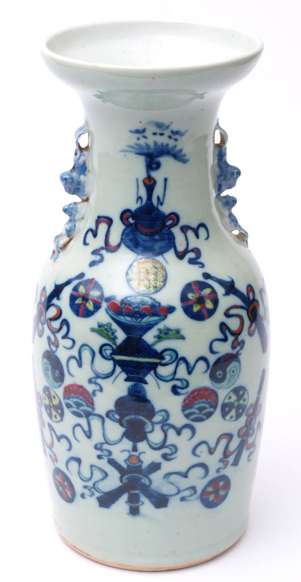 Famille-Rose-Vase, China, 2. Hälfte 19.Jhdt. Balusterförmiger Korpus, auf der Schulter Fo-Hunde