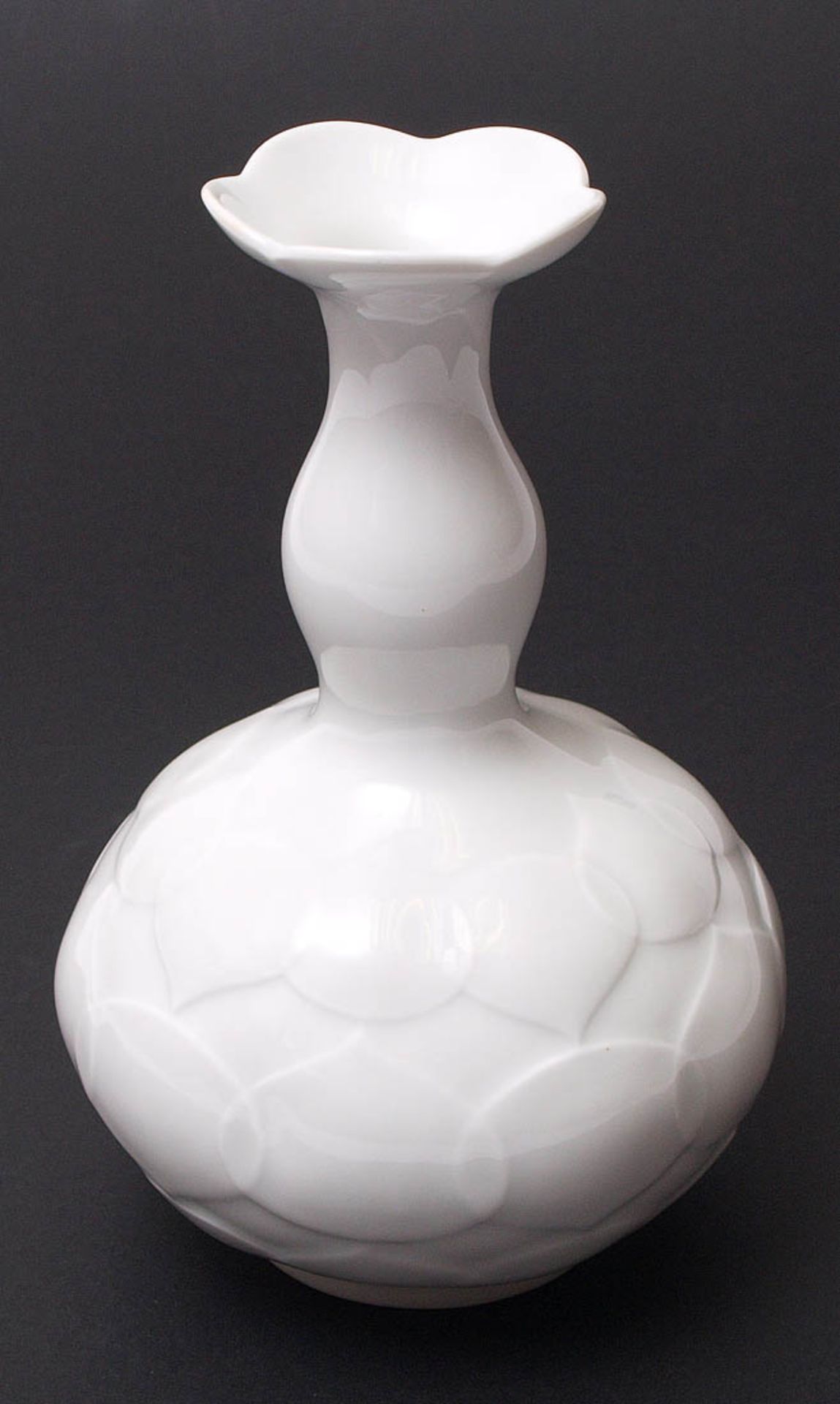 Vase, Kurt Zeppner für Meissen, 70er Jahre Kugeliger Korpus mit reliefierten Ovalen. Schlanker,