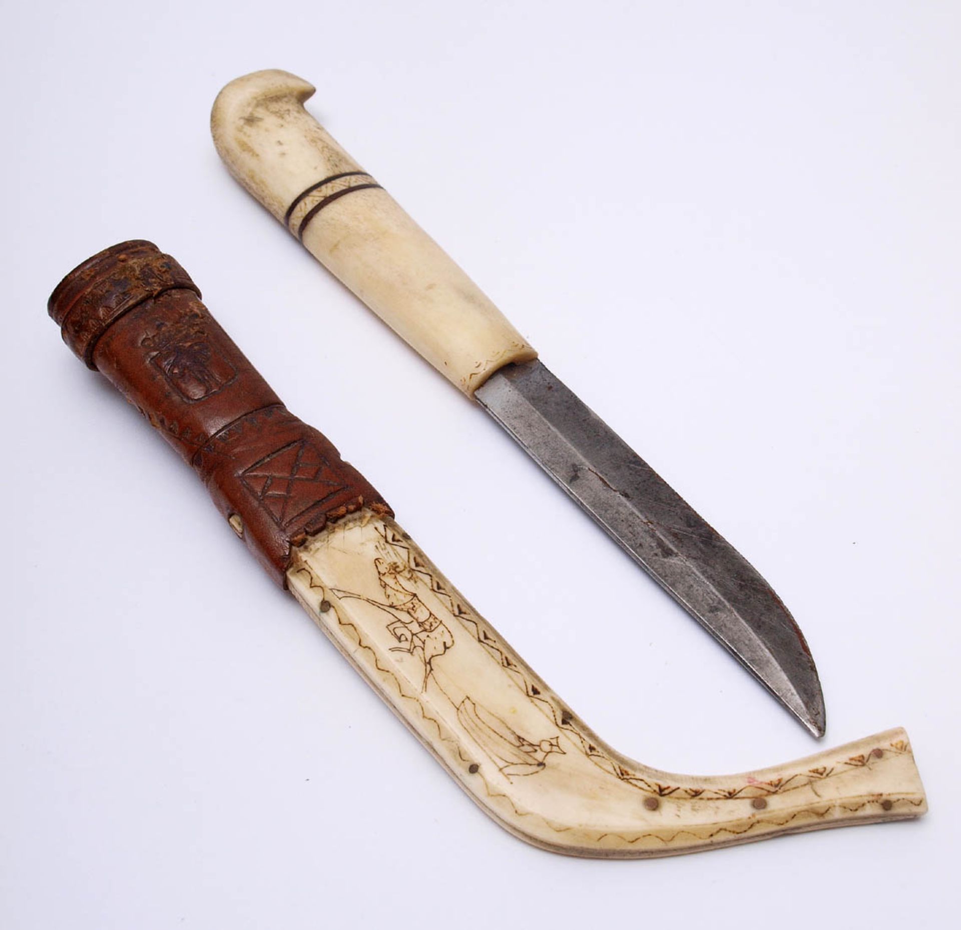 Jagdmesser, Finnland Griff und Scheide aus graviertem Rentierknochen. Klinge graviert. L.24,5cm. - Bild 2 aus 2