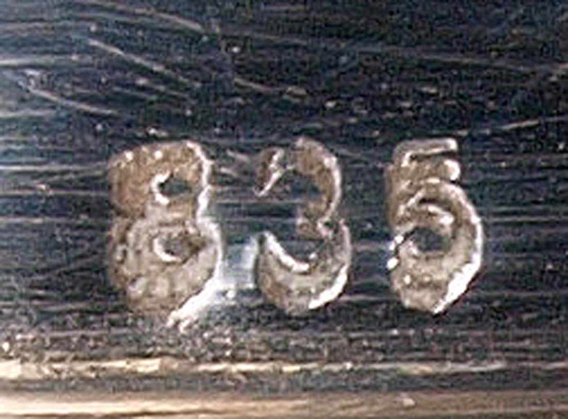 Saucière Silber 835. Auf ovalem Presentoir ovaler, godronierter Korpus mit zwei Ausgüssen. Innen - Bild 2 aus 2