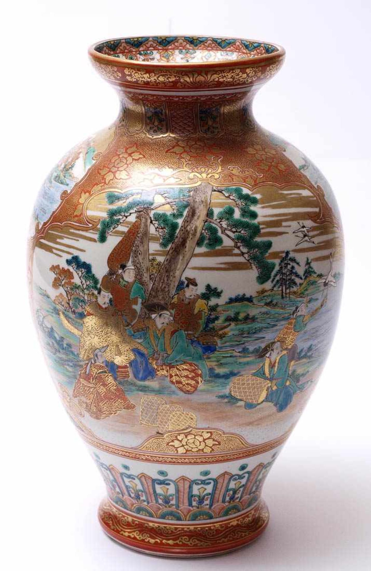 Vase, Japan, um 1850 Balusterförmiger Korpus. Oberfläche mit goldener Floralmalerei auf eisenrotem