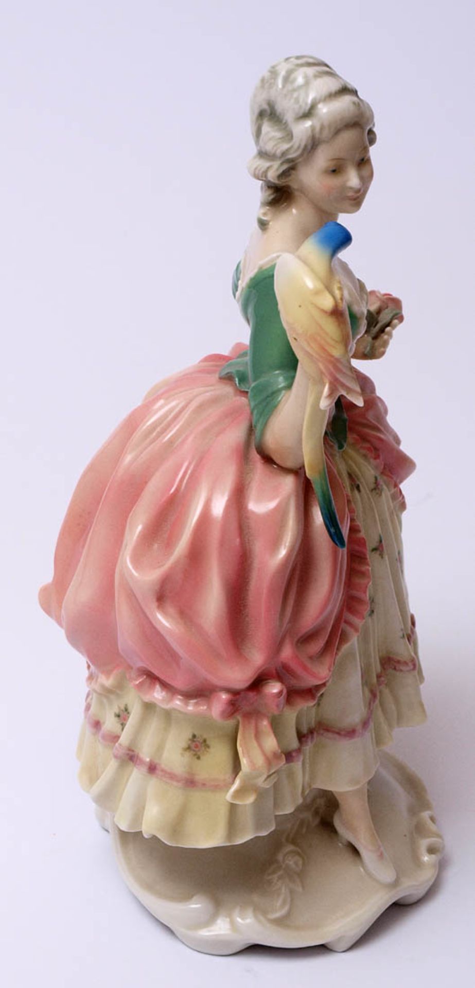 Figurine, Ens Auf ovalem reliefiertem Sockel Dame in Krinolinenkleid, in der linken Hand eine Rose - Bild 4 aus 8