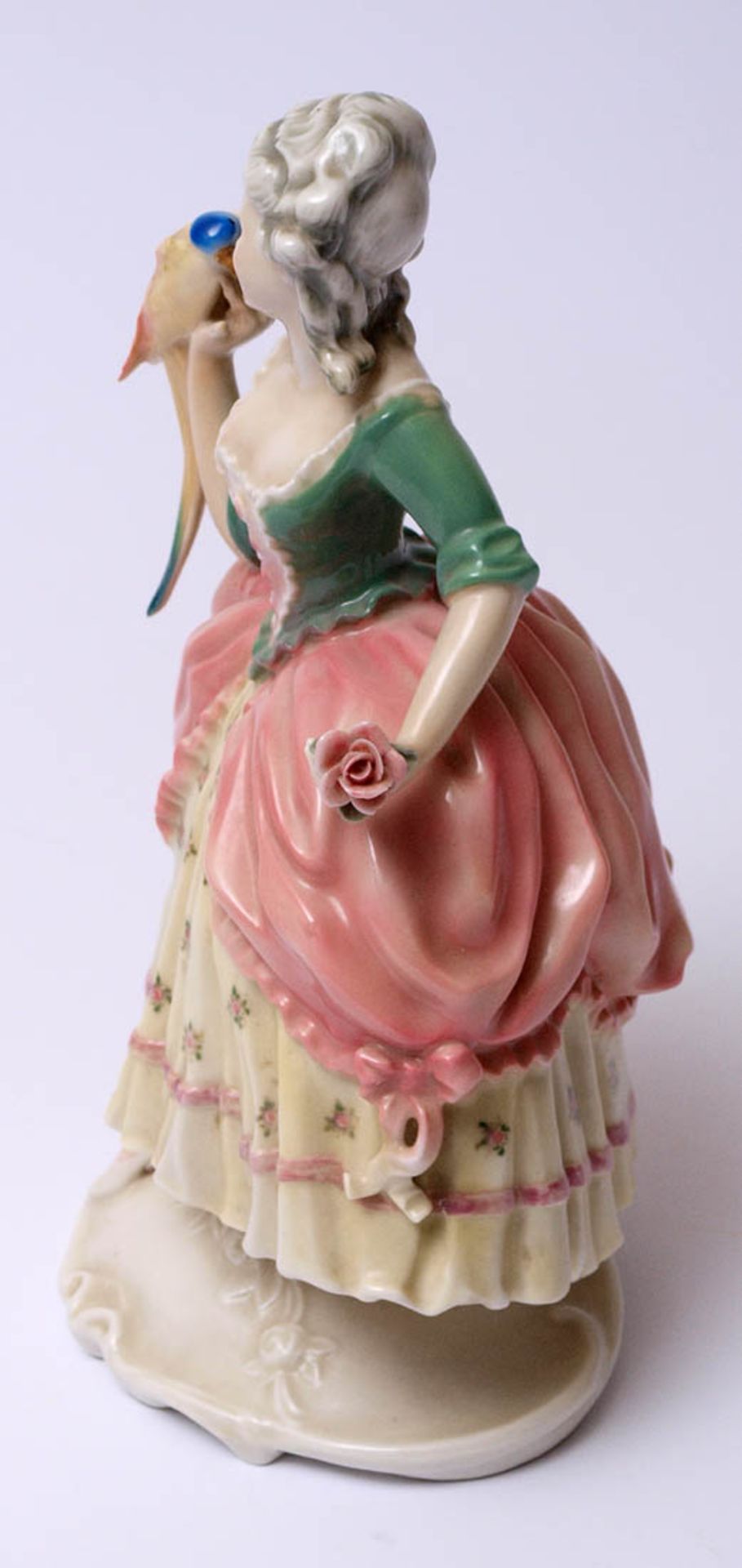 Figurine, Ens Auf ovalem reliefiertem Sockel Dame in Krinolinenkleid, in der linken Hand eine Rose - Bild 2 aus 8