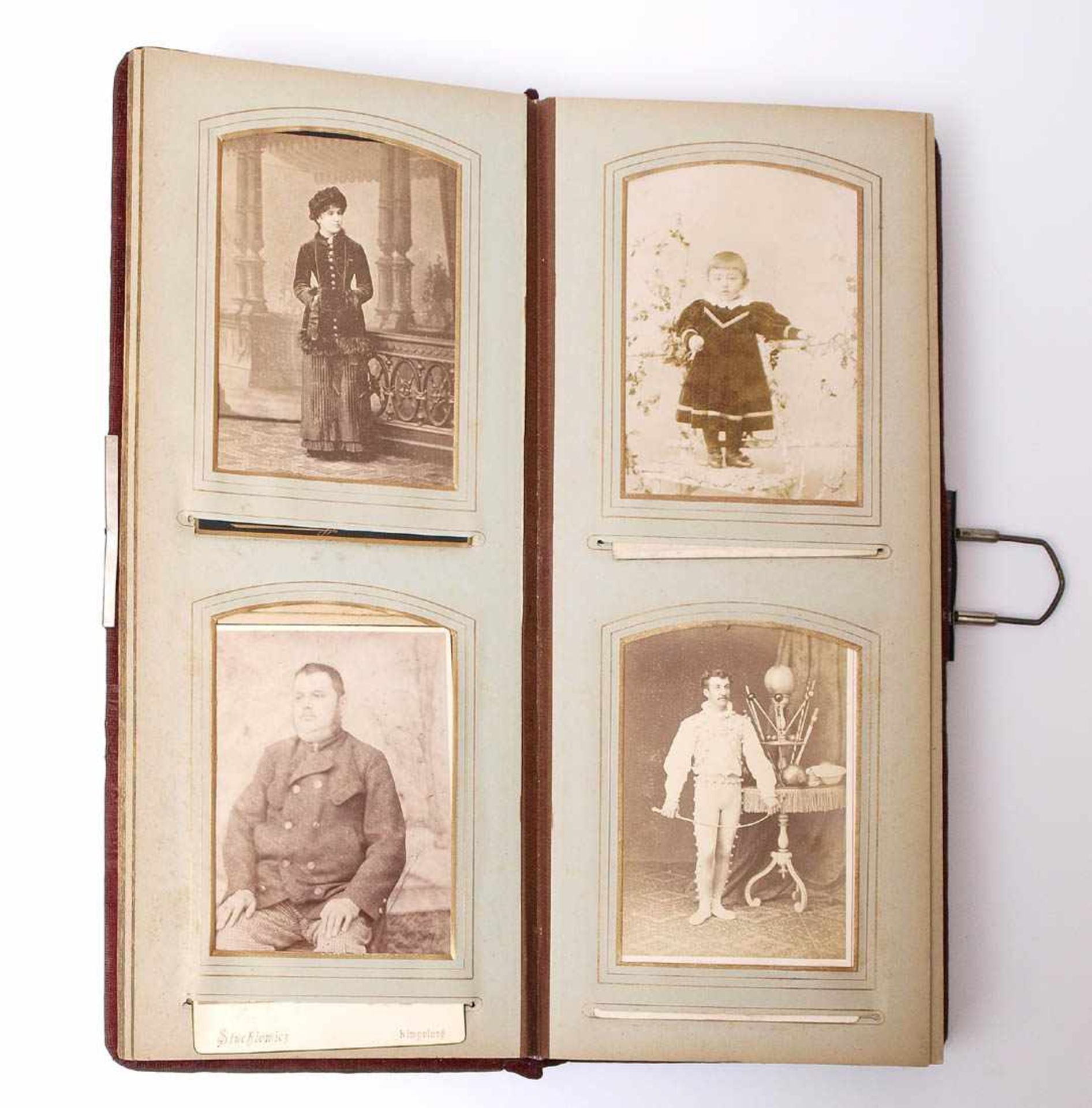 Fotoalbum, um 1905 Geprägter Stoffeinband. Zahlreiche Privatfotos aus der Zeit. H.40cm. - Bild 2 aus 2