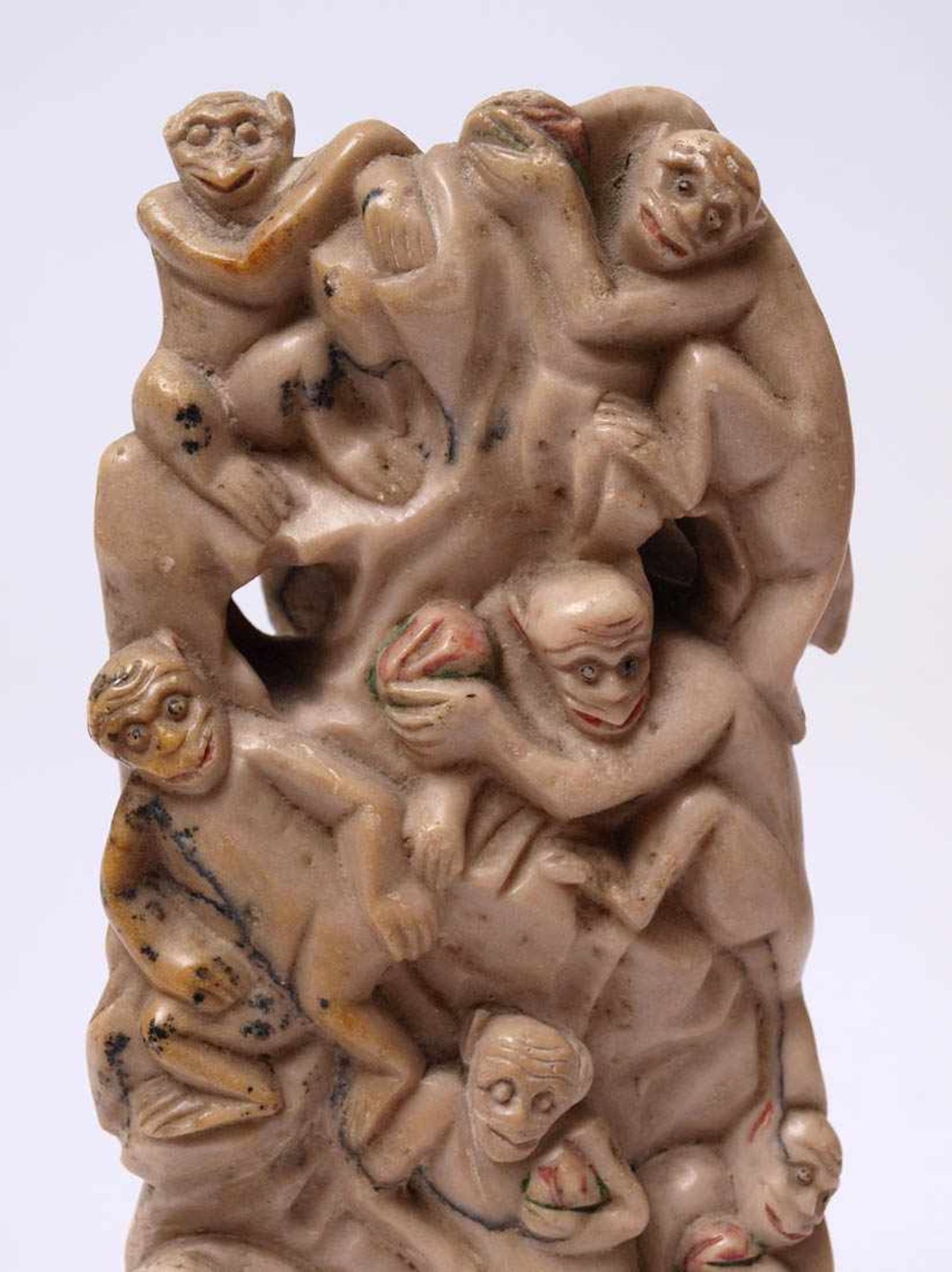 Specksteinschnitzerei, um 1900 In Form eines Affenfelsens. Plastisch gearbeitet, Reste alter - Bild 2 aus 3