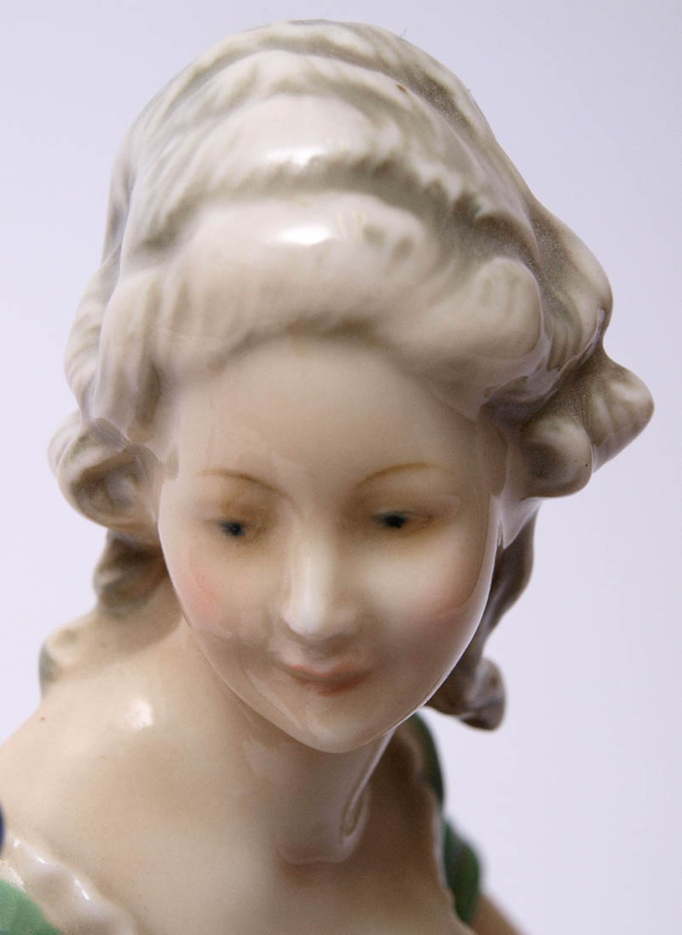 Figurine, Ens Auf ovalem reliefiertem Sockel Dame in Krinolinenkleid, in der linken Hand eine Rose - Bild 7 aus 8