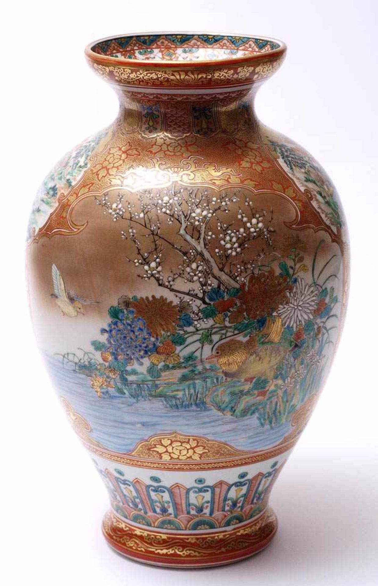 Vase, Japan, um 1850 Balusterförmiger Korpus. Oberfläche mit goldener Floralmalerei auf eisenrotem - Bild 3 aus 6